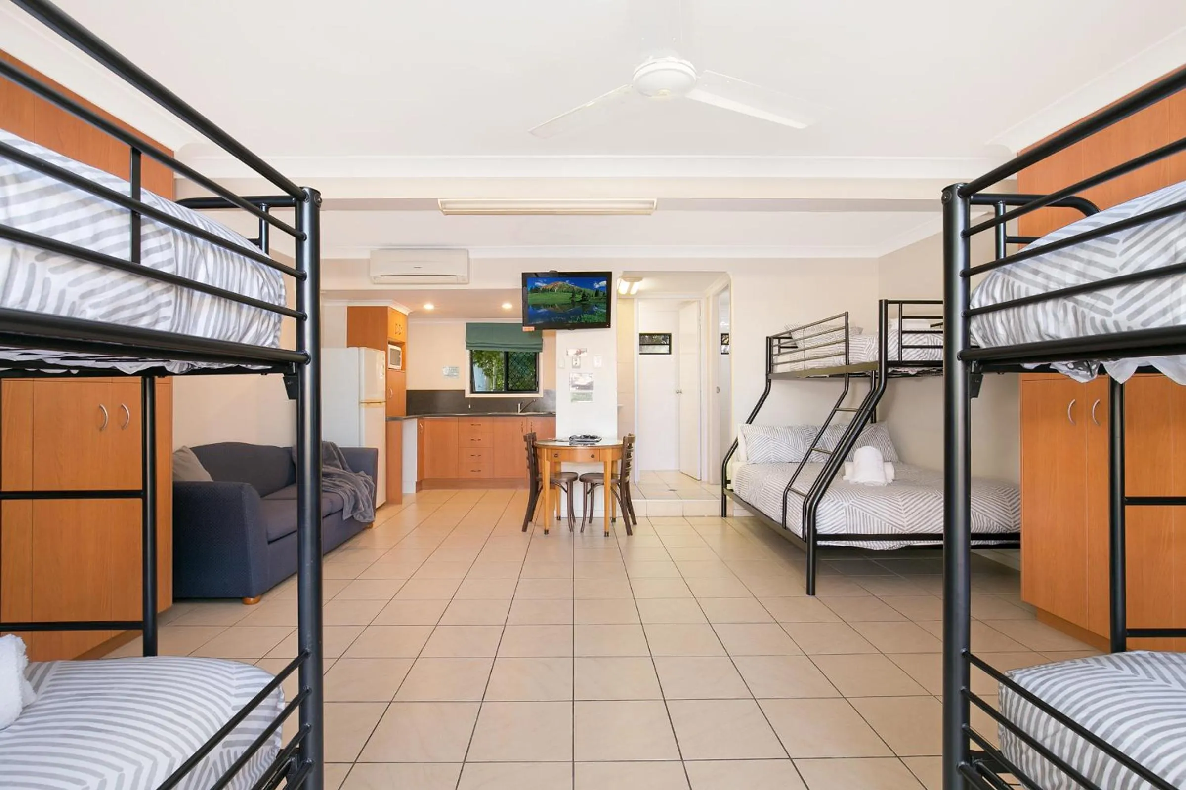 Photo of the whole room, Bed in South Gladstone Motel