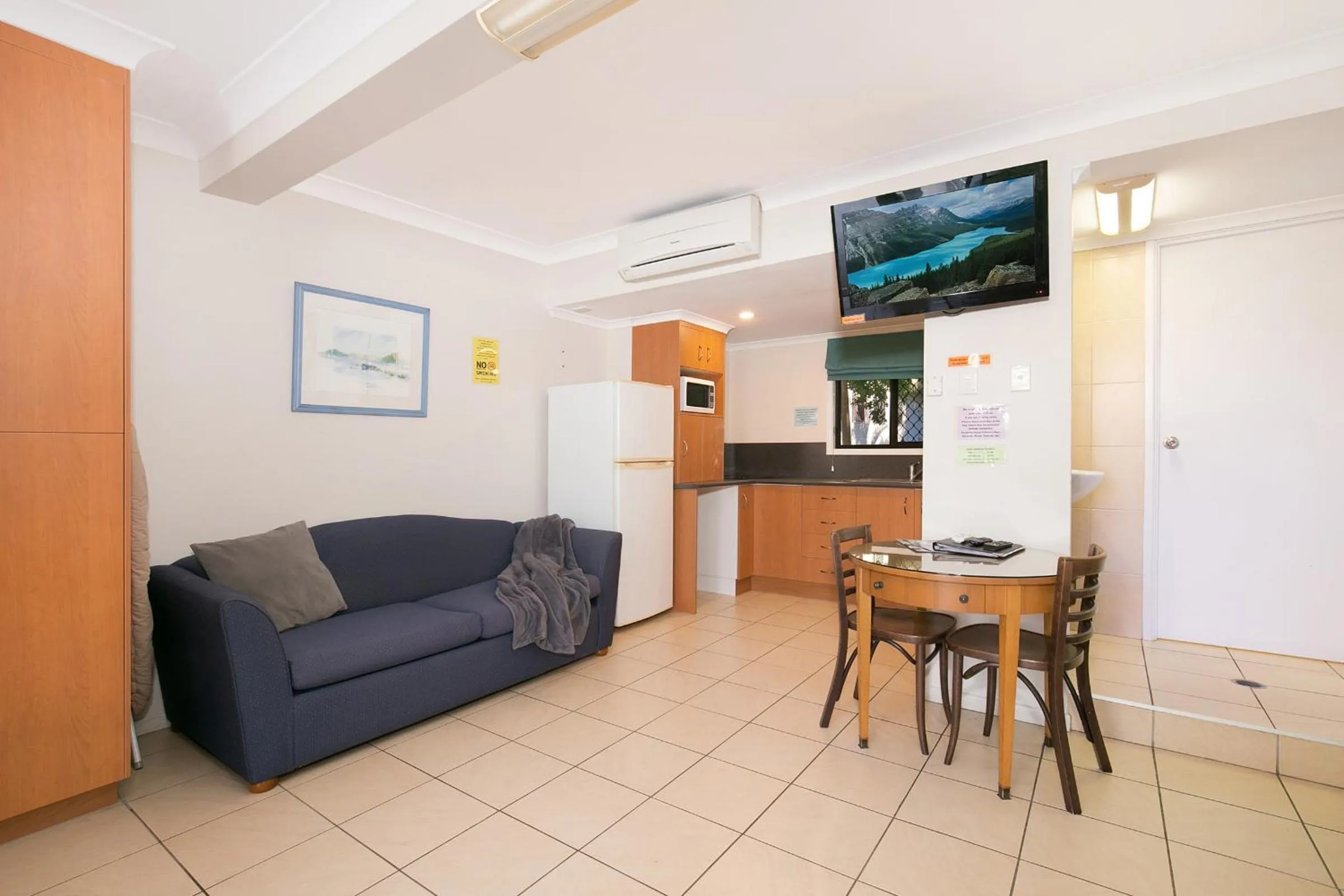 Kitchen or kitchenette in South Gladstone Motel