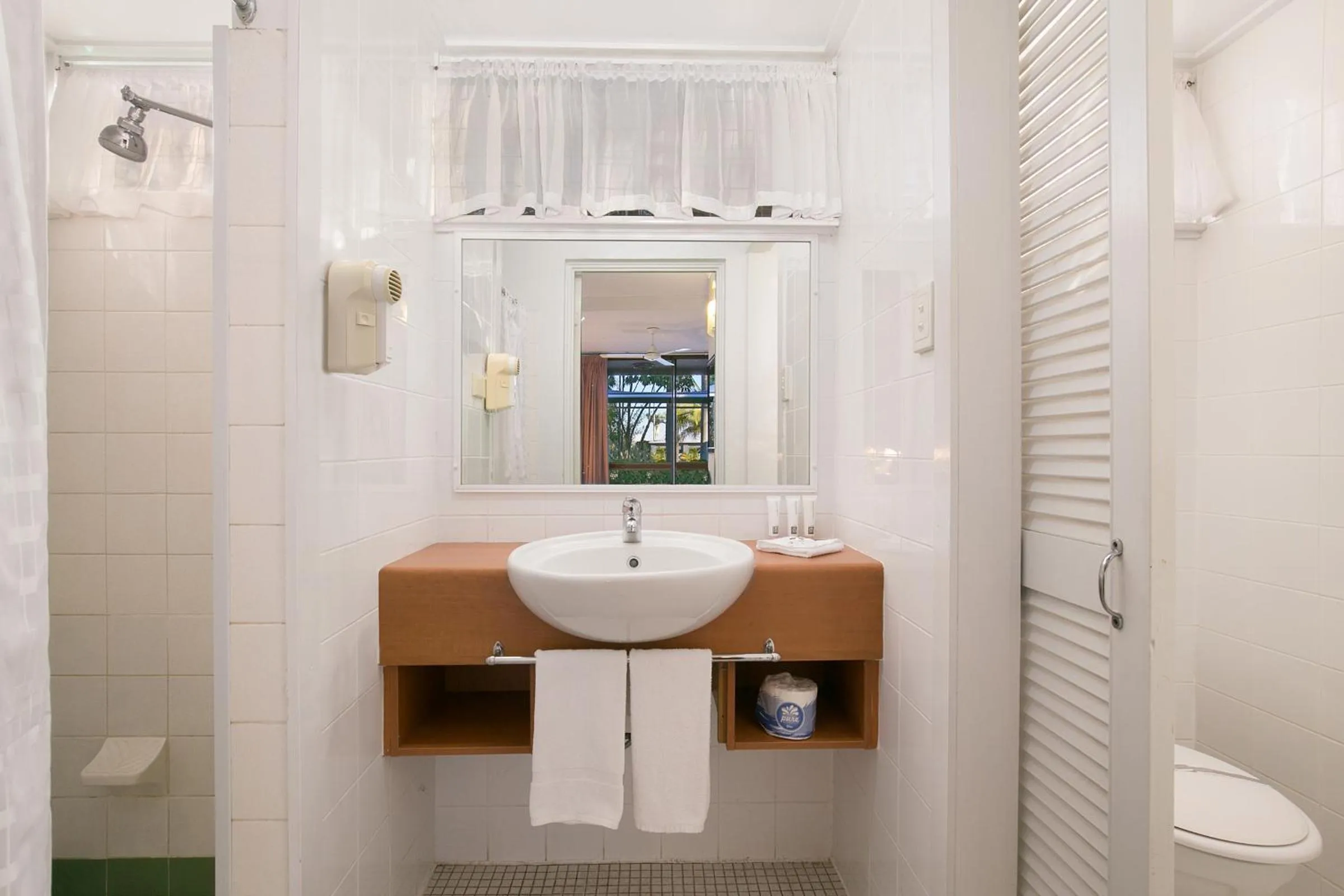 Bathroom in South Gladstone Motel