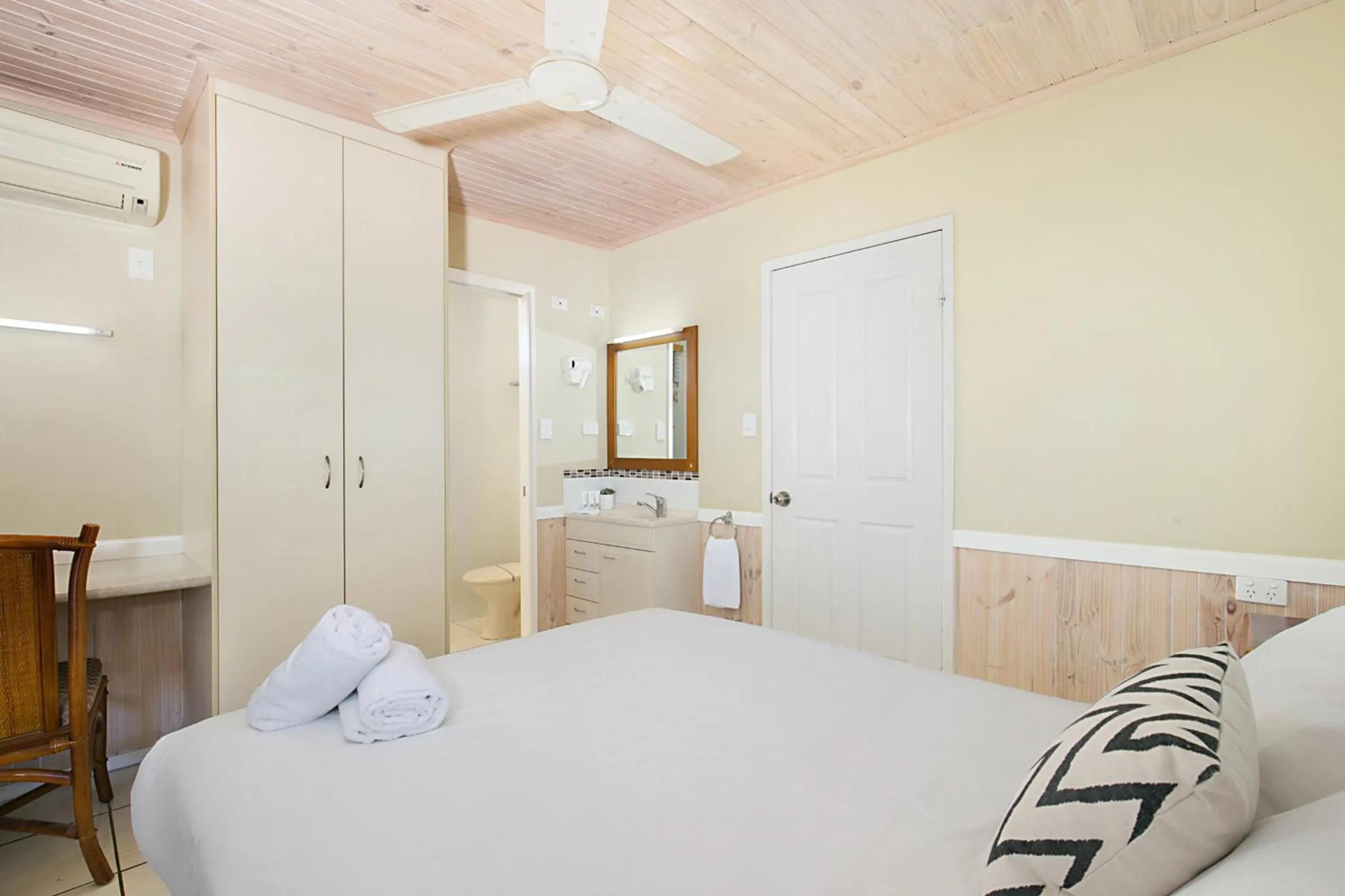 Bathroom, Bed in South Gladstone Motel