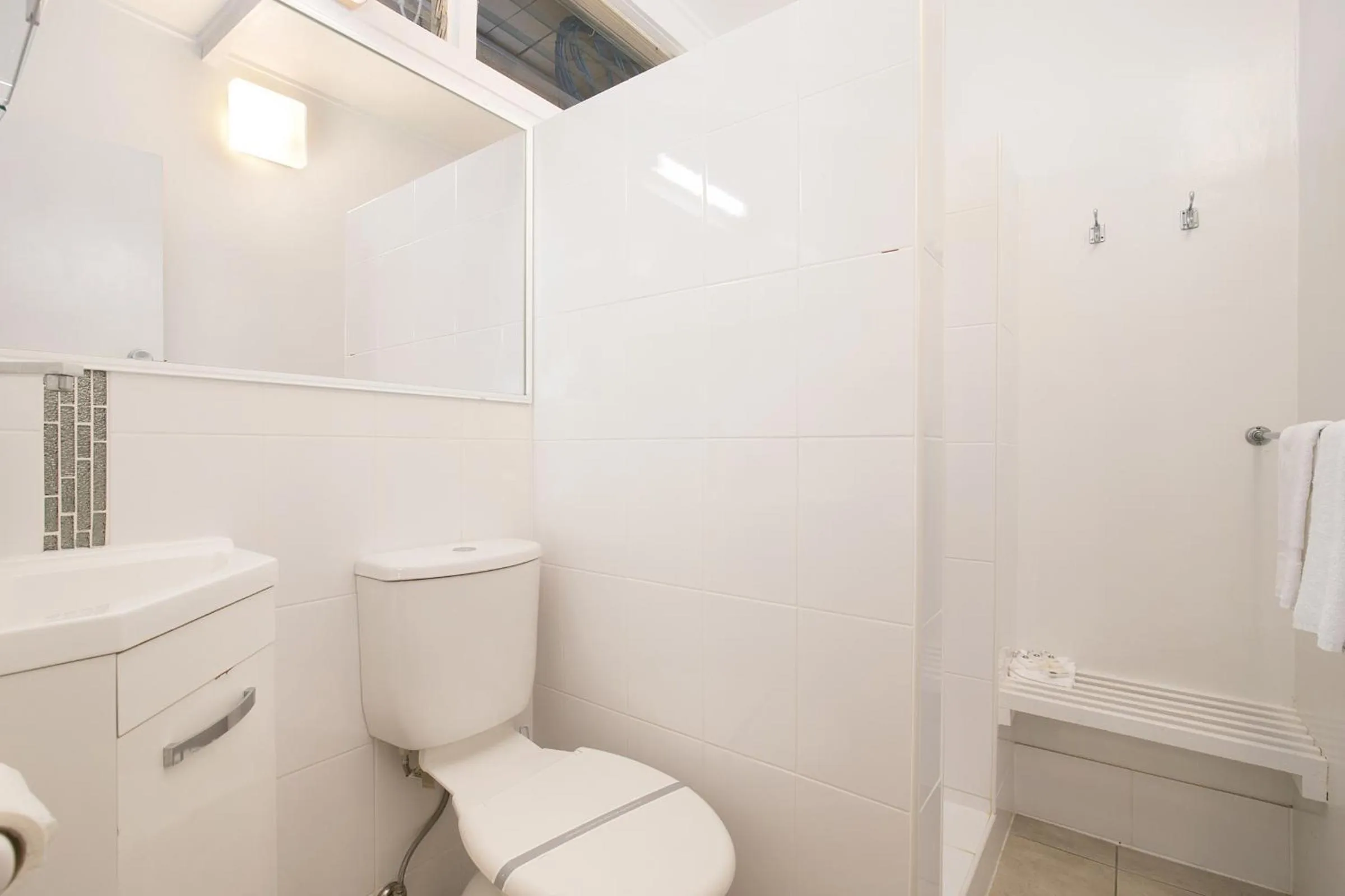 Bathroom in South Gladstone Motel