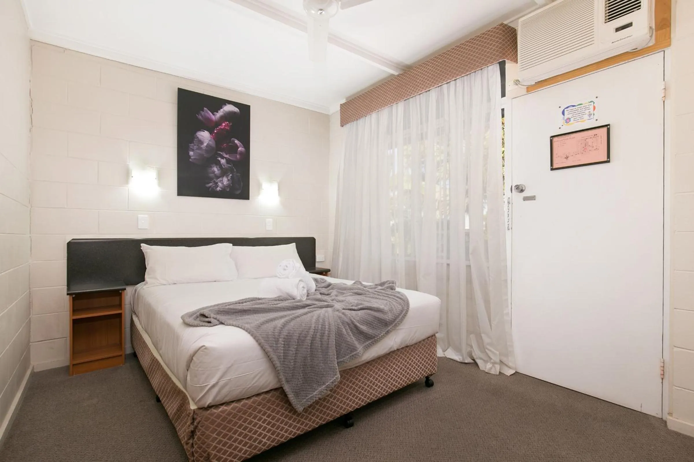 Bed in South Gladstone Motel