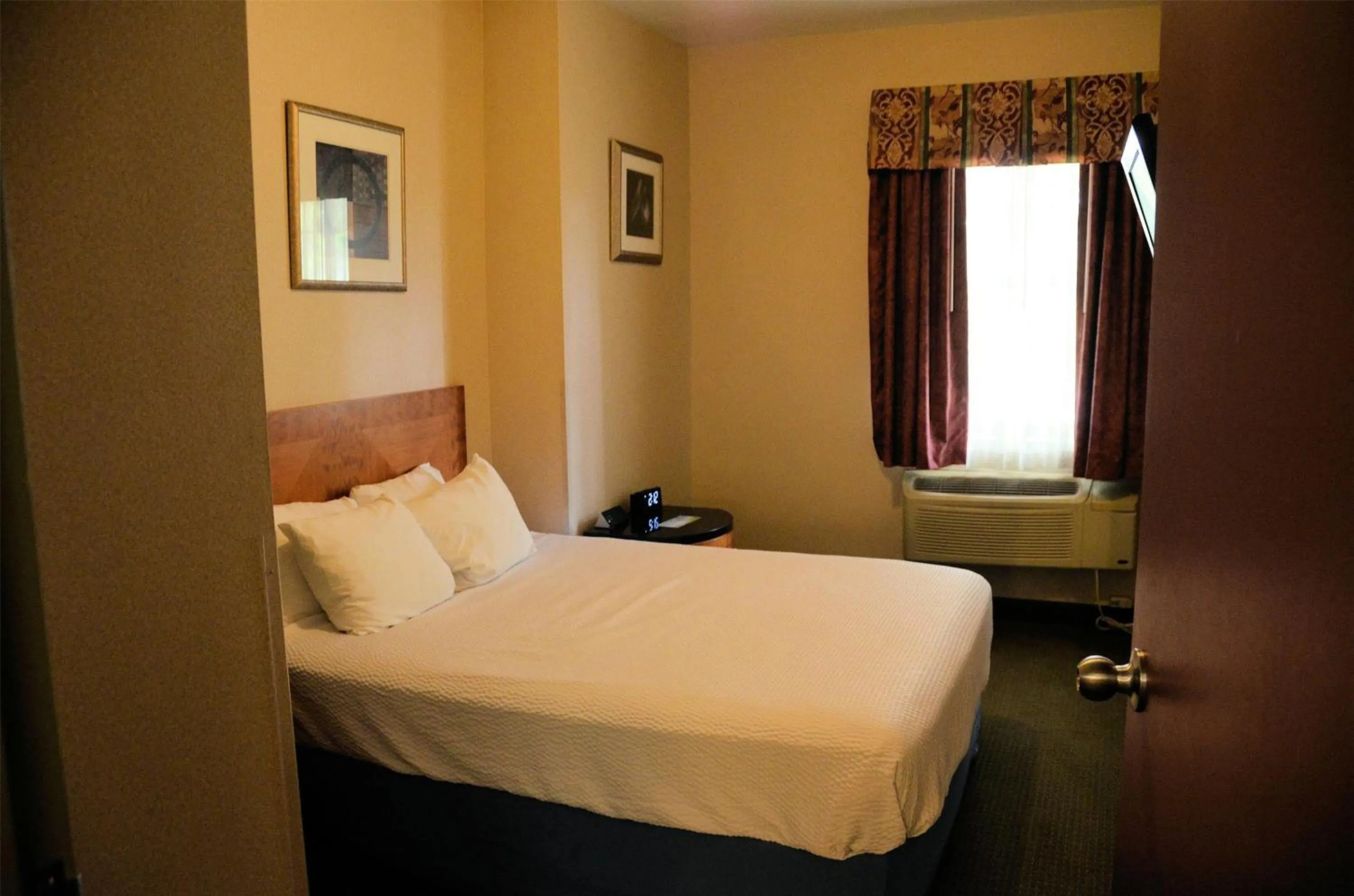 Photo of the whole room, Bed in Days Inn by Wyndham Luray Shenandoah