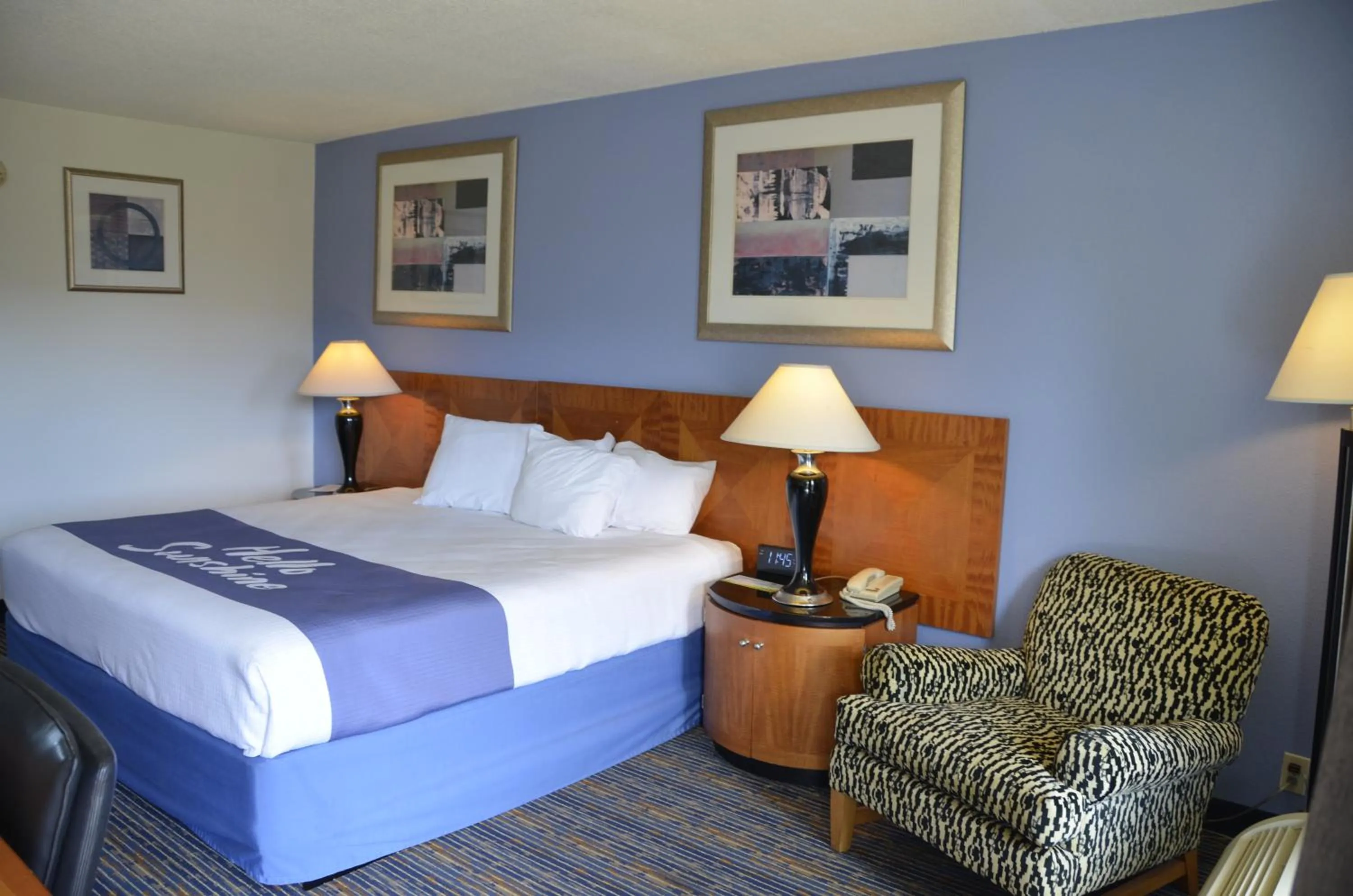 View (from property/room), Bed in Days Inn by Wyndham Luray Shenandoah