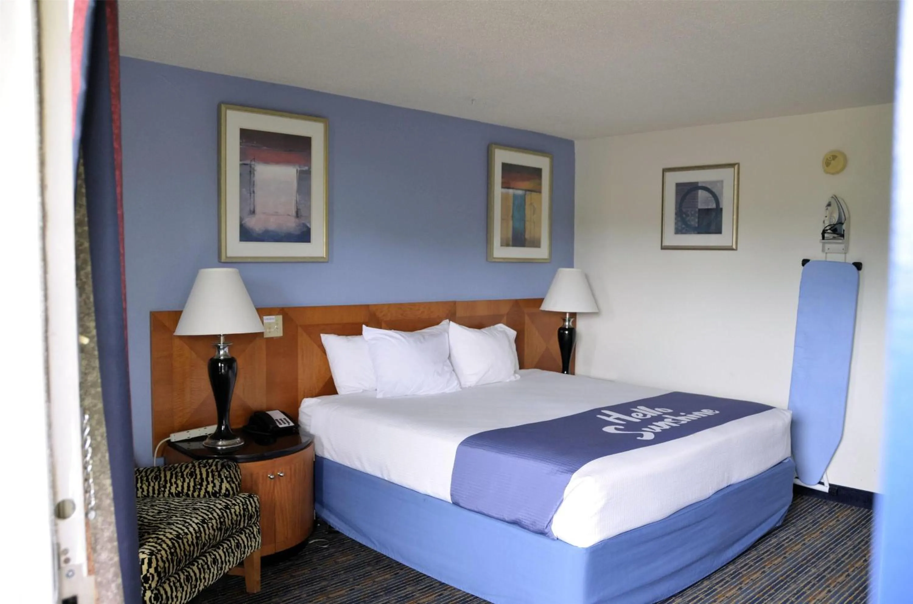 Photo of the whole room, Bed in Days Inn by Wyndham Luray Shenandoah