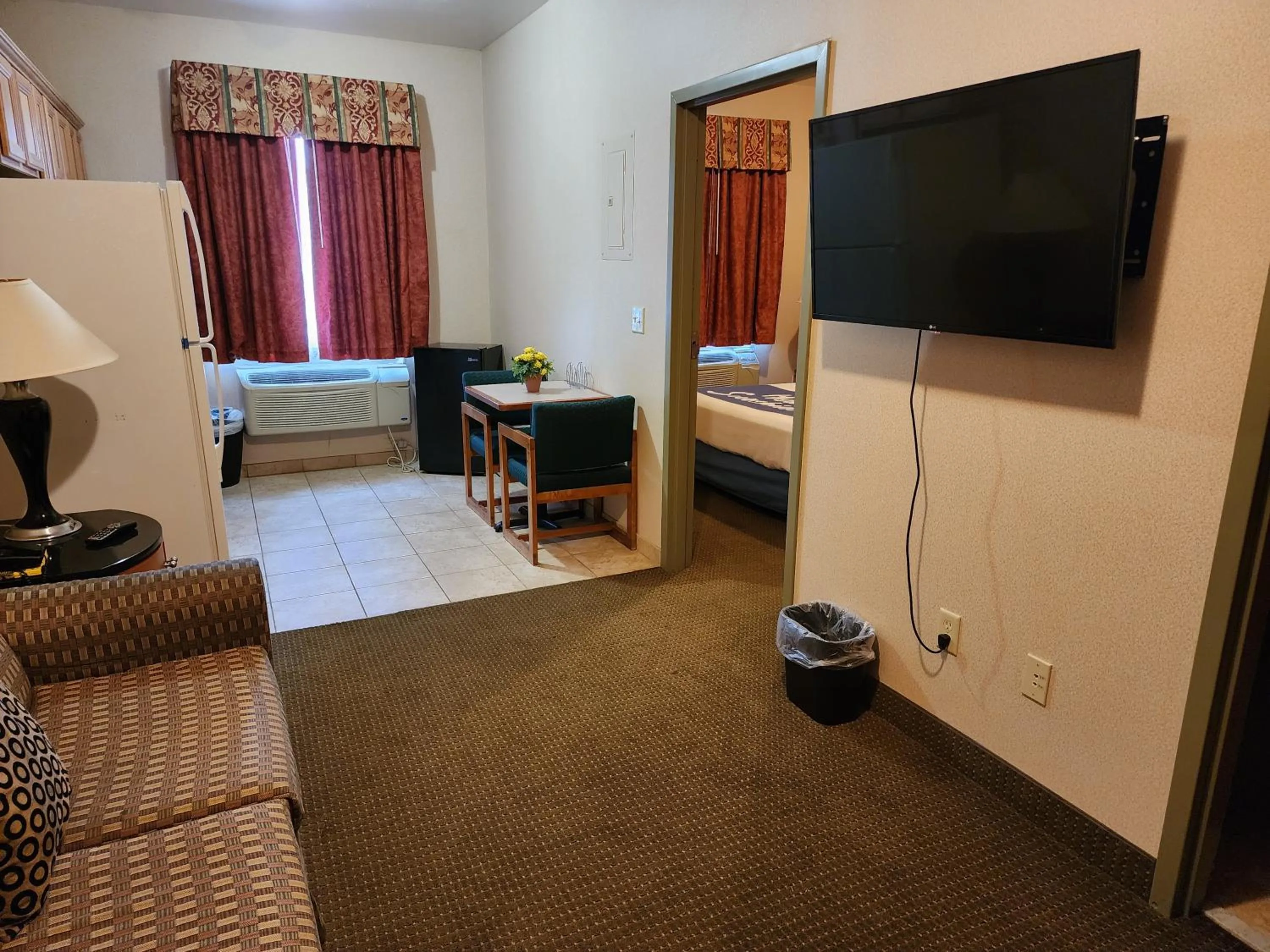 Living room, Bed in Days Inn by Wyndham Luray Shenandoah