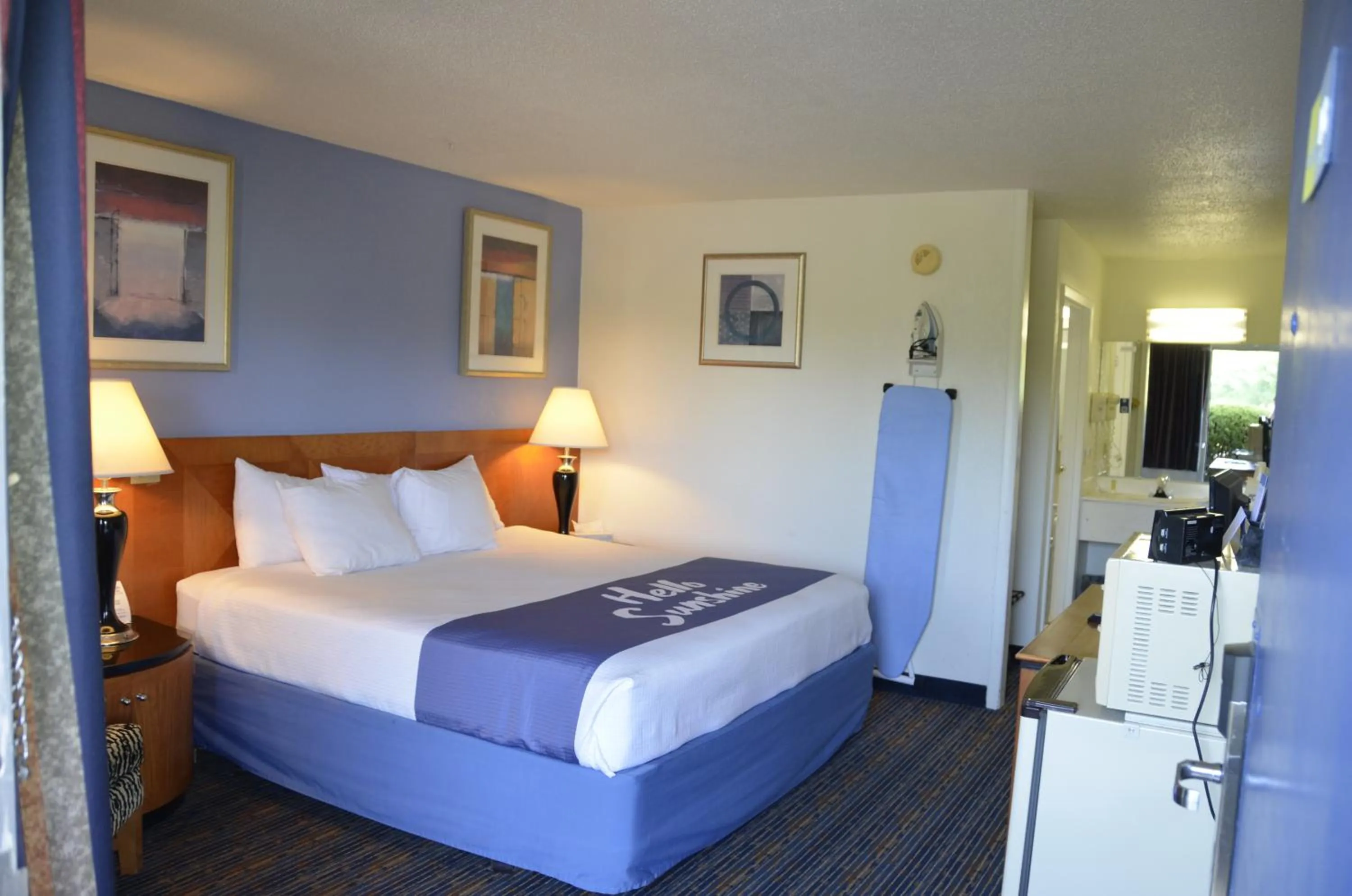 View (from property/room), Bed in Days Inn by Wyndham Luray Shenandoah