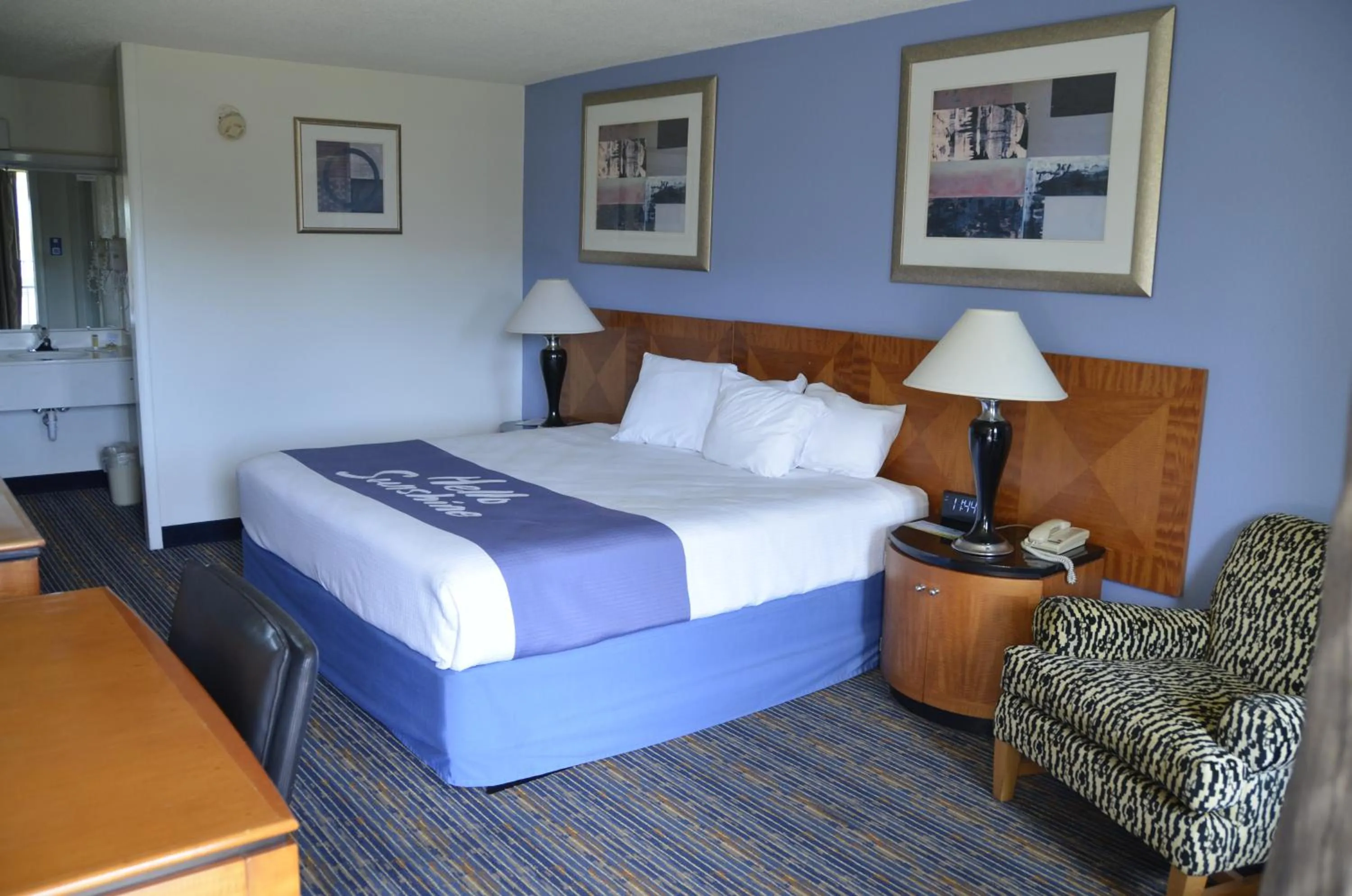 View (from property/room), Bed in Days Inn by Wyndham Luray Shenandoah