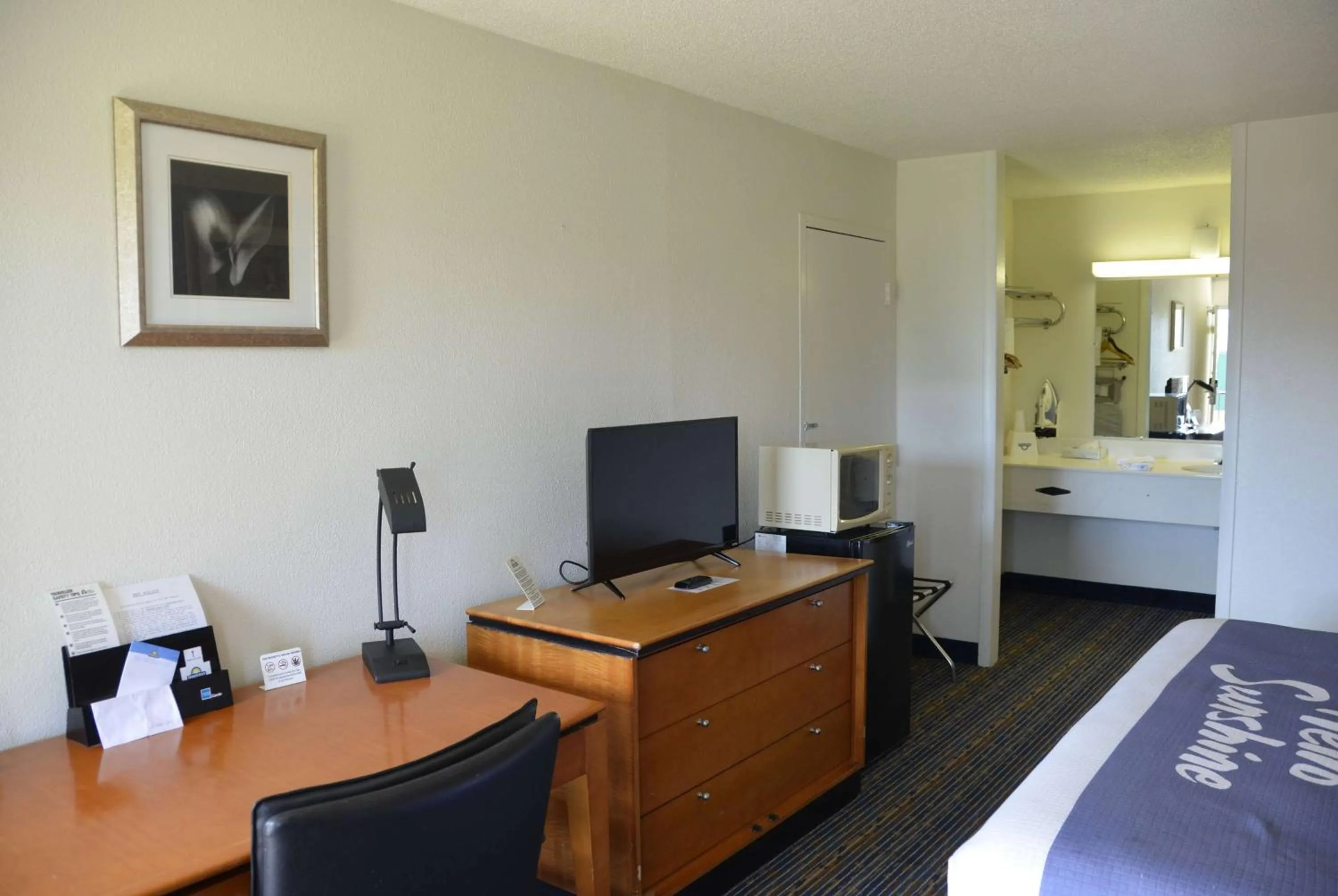 Photo of the whole room, Bed in Days Inn by Wyndham Luray Shenandoah