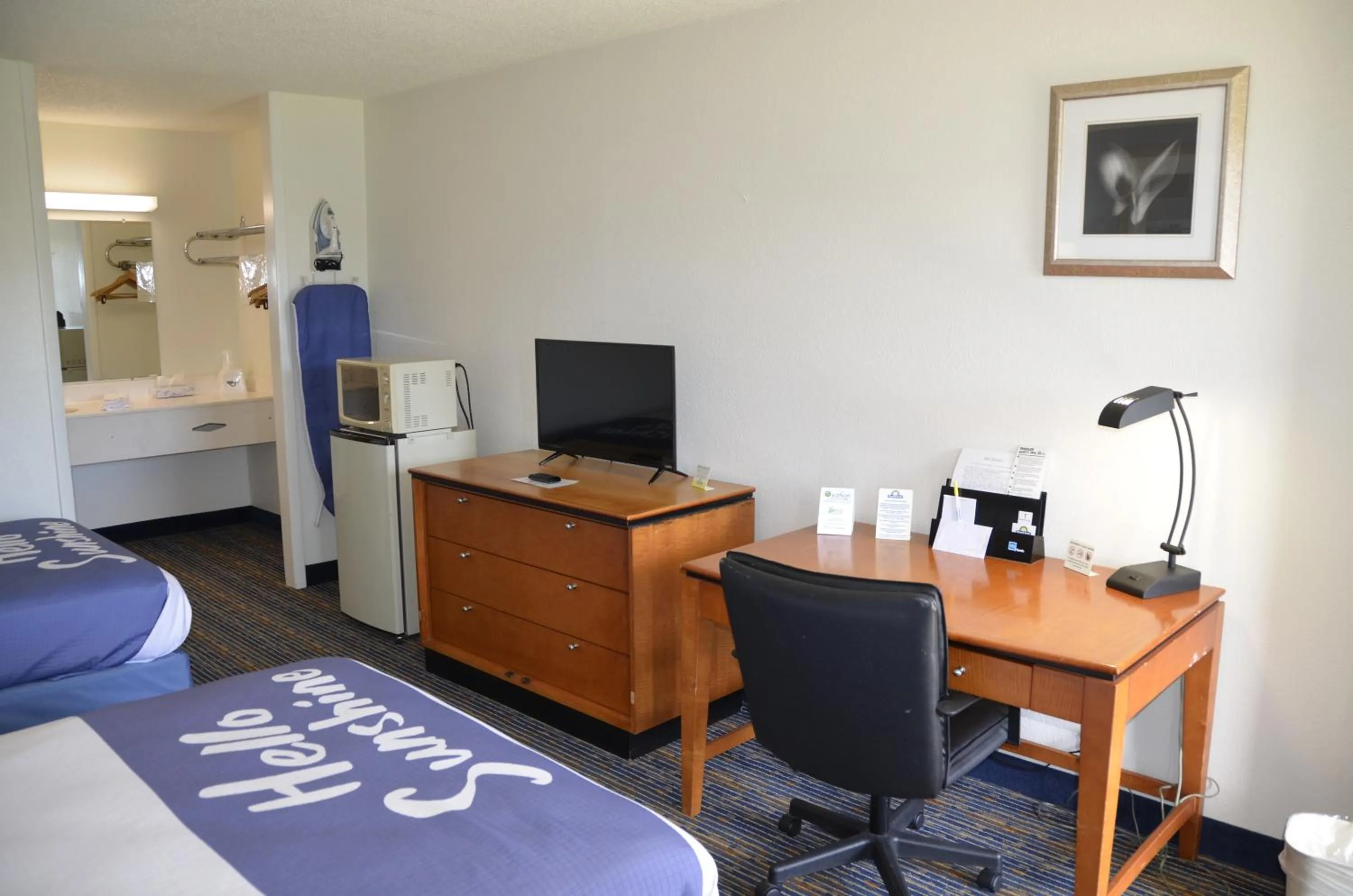 View (from property/room), Bed in Days Inn by Wyndham Luray Shenandoah