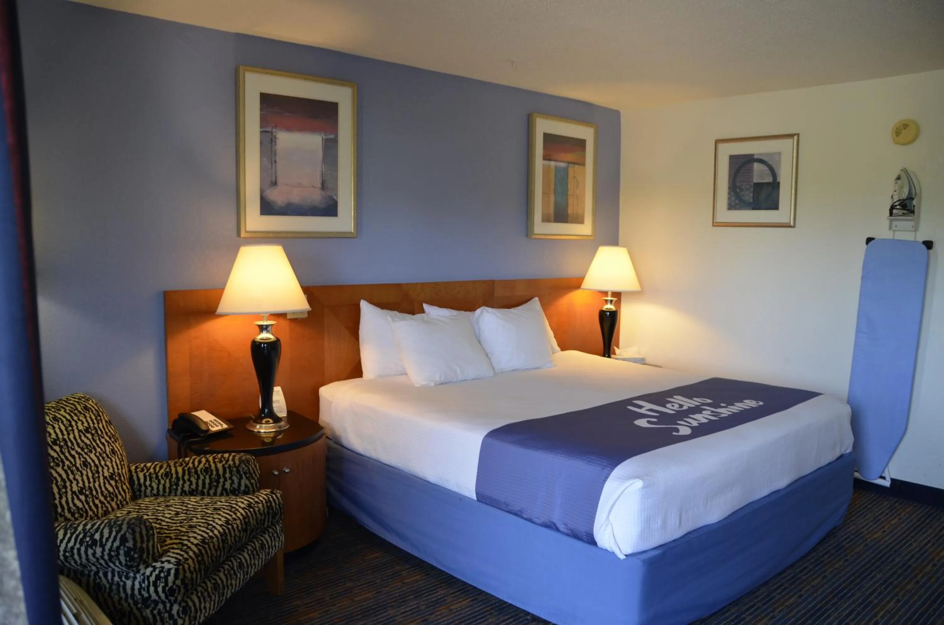 View (from property/room), Bed in Days Inn by Wyndham Luray Shenandoah