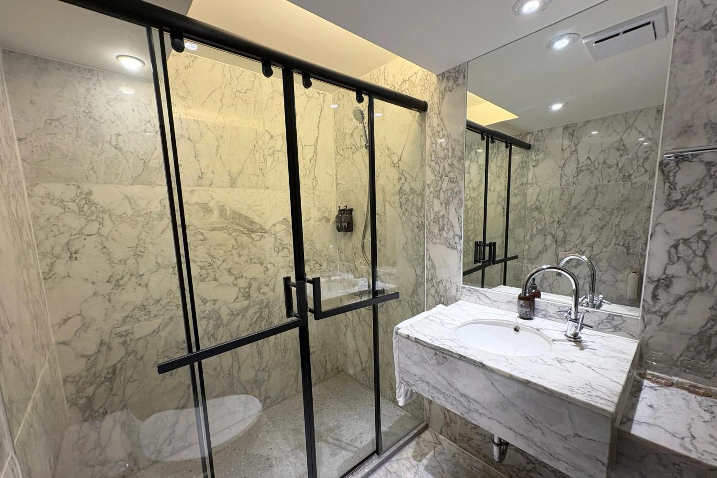 Shower in United Hotel