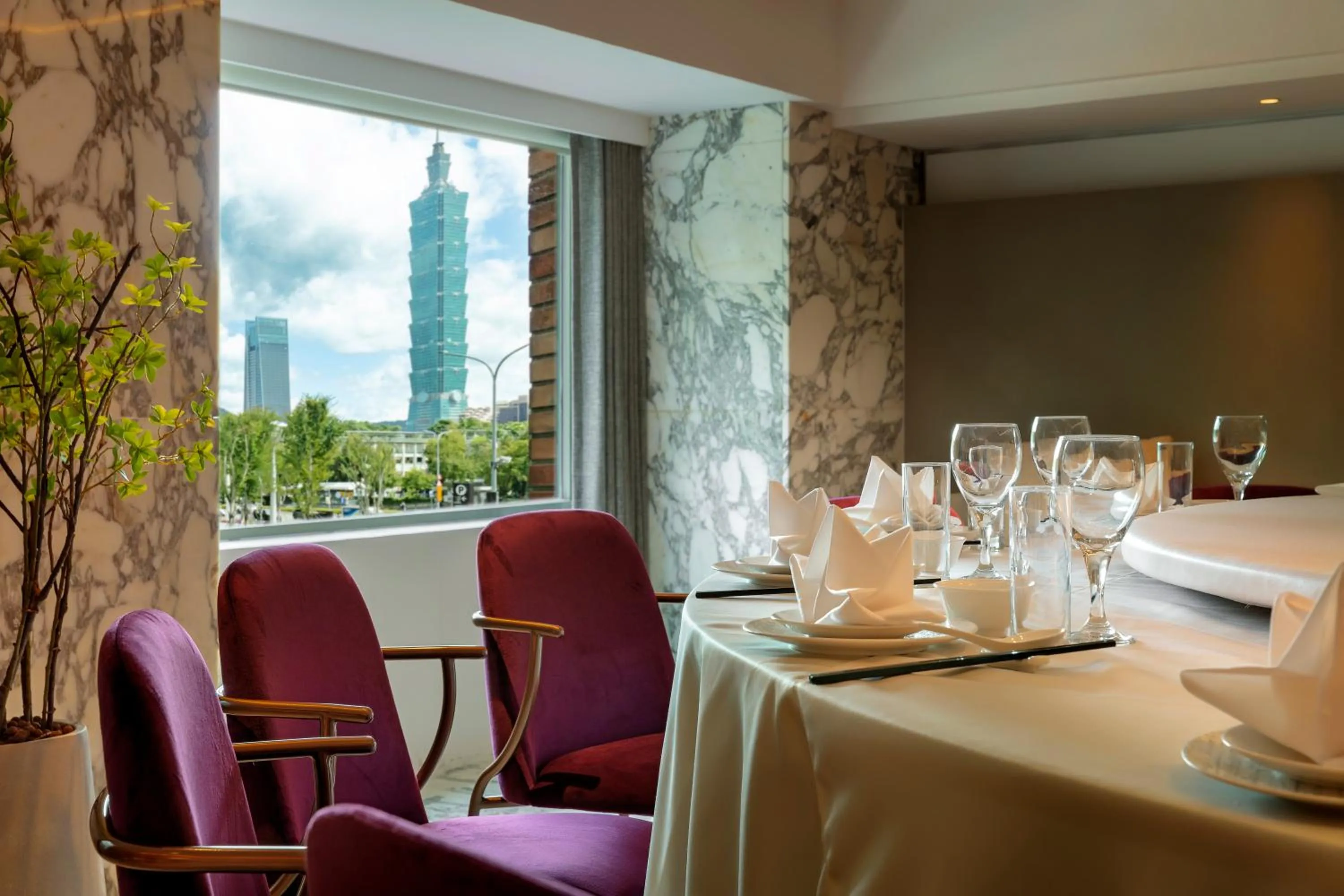 Restaurant/places to eat in United Hotel