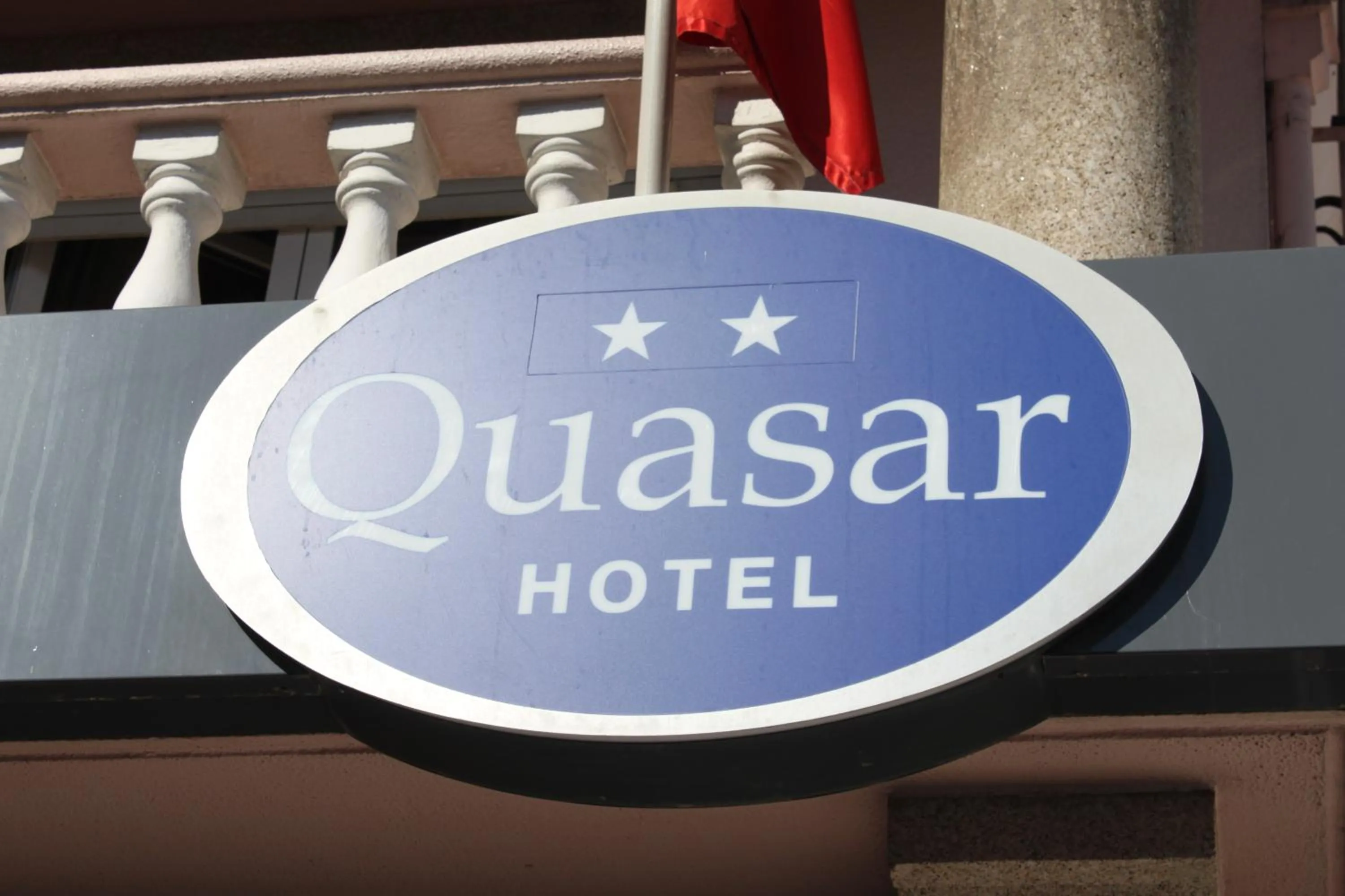 Restaurant/places to eat in Hotel Quasar
