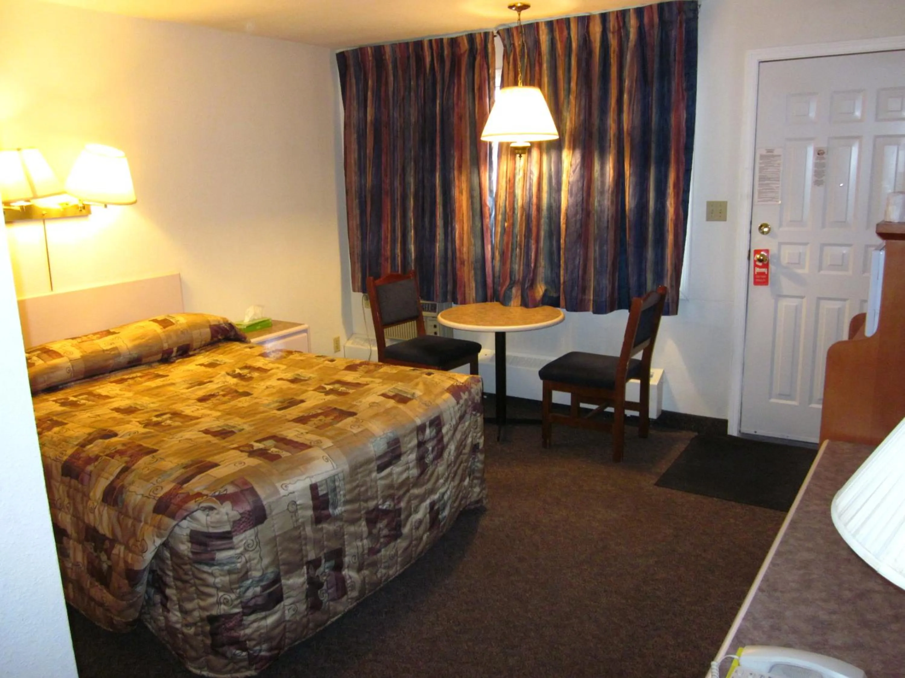Queen Room in Chinook Motel