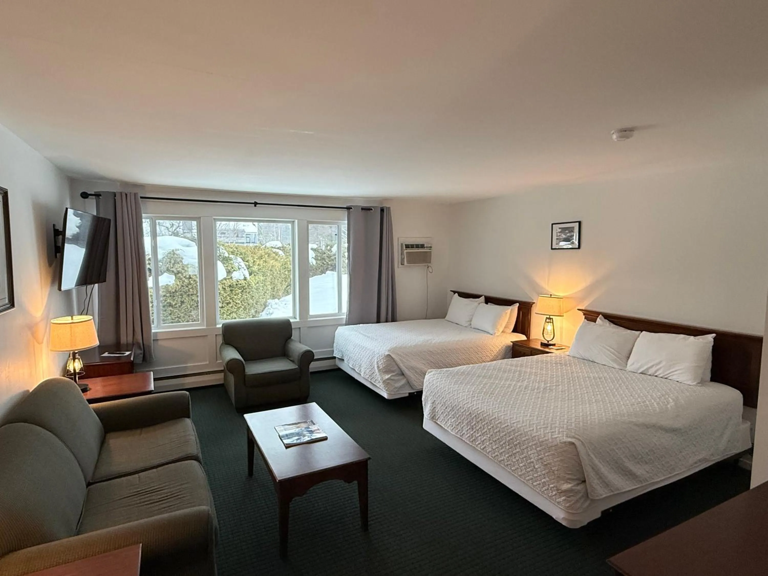 Bed in Stowe Motel & Snowdrift