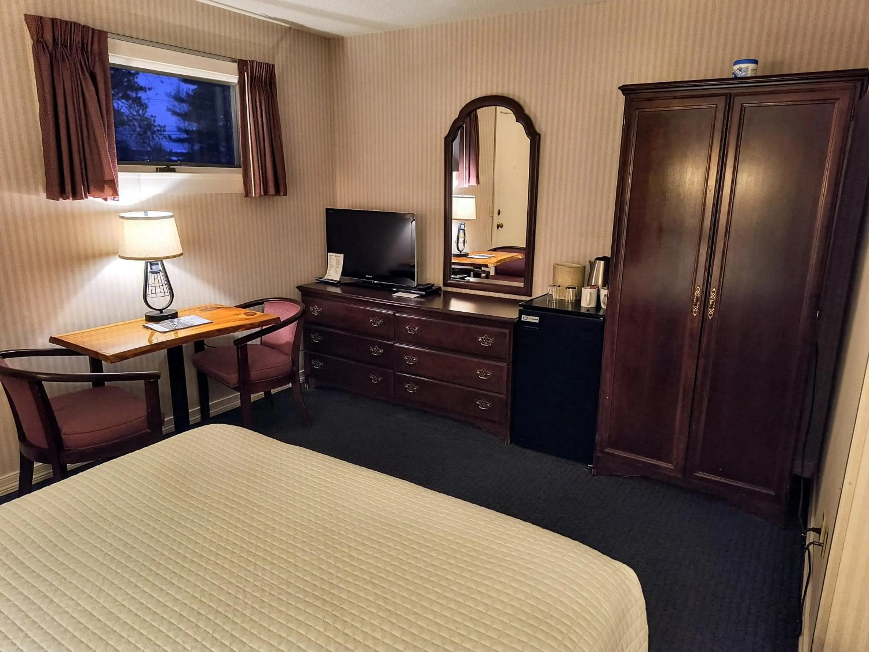 Bed in Stowe Motel & Snowdrift