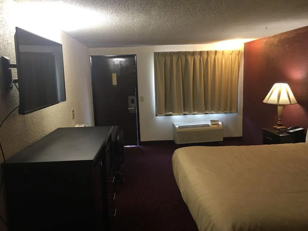 Bed in Super 9 Motel Troy