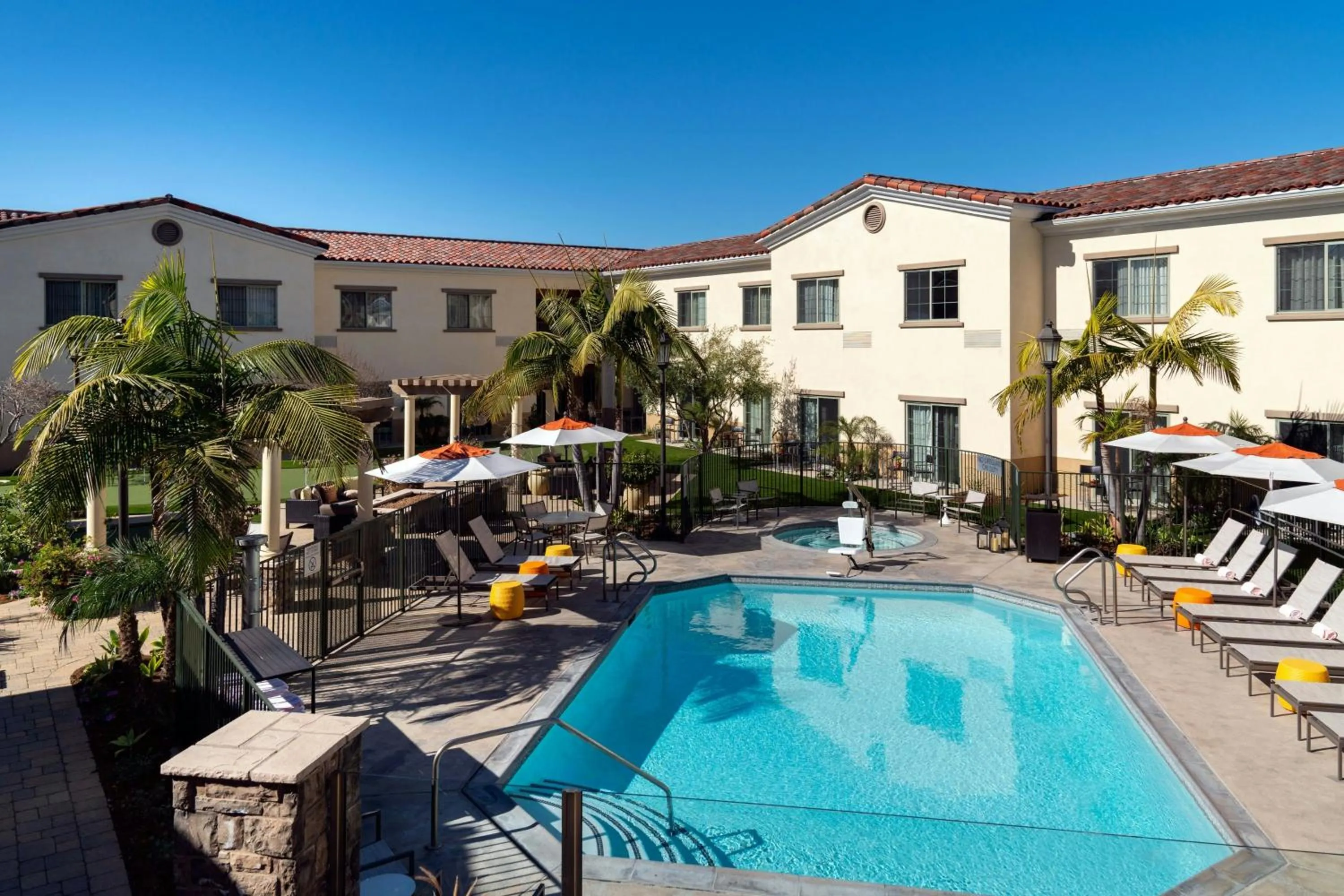 Swimming pool in Courtyard by Marriott Santa Barbara Goleta