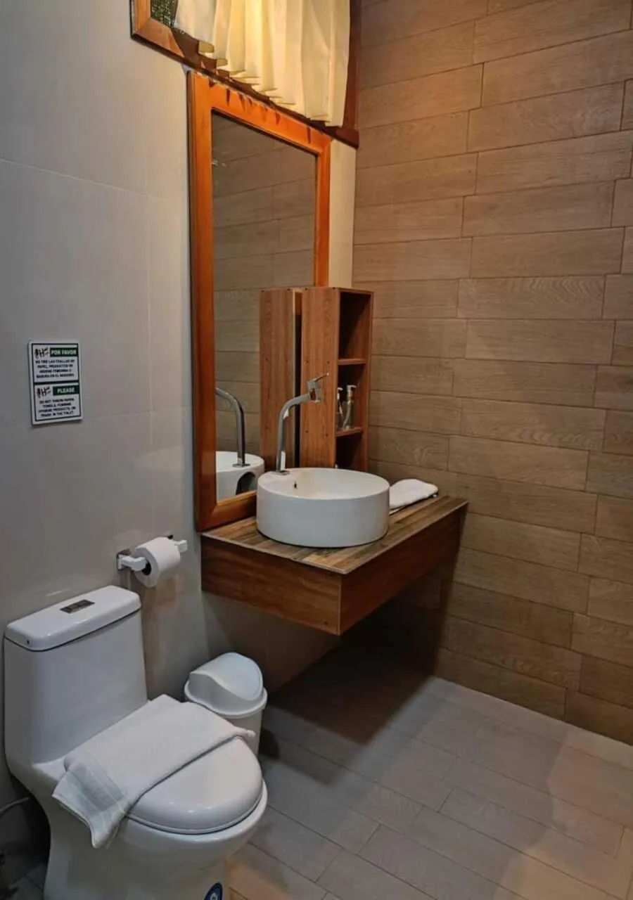 Bathroom in Galápagos Isabela Hotel Loja