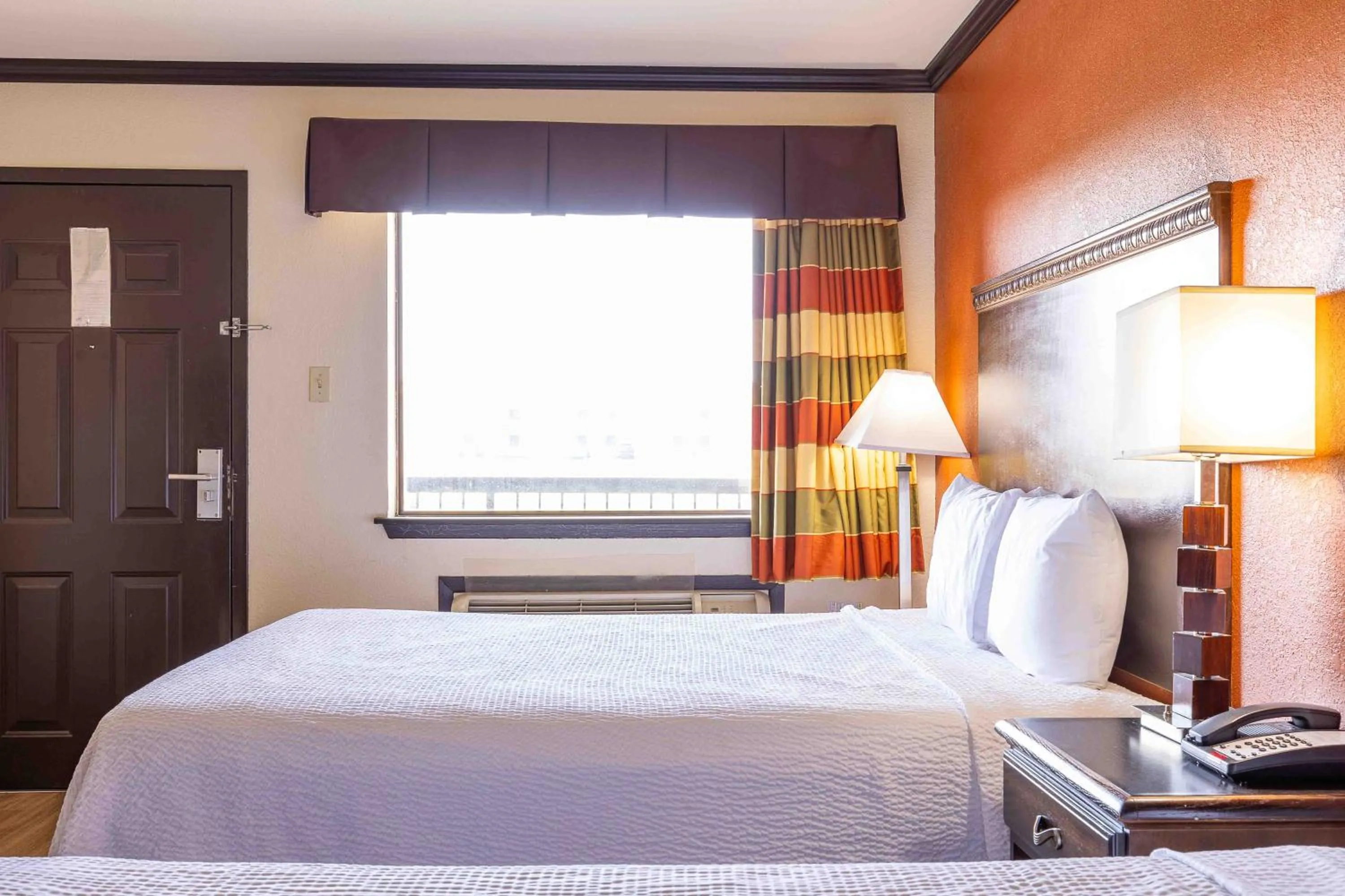 Bed in Days Inn by Wyndham Oklahoma City/Moore