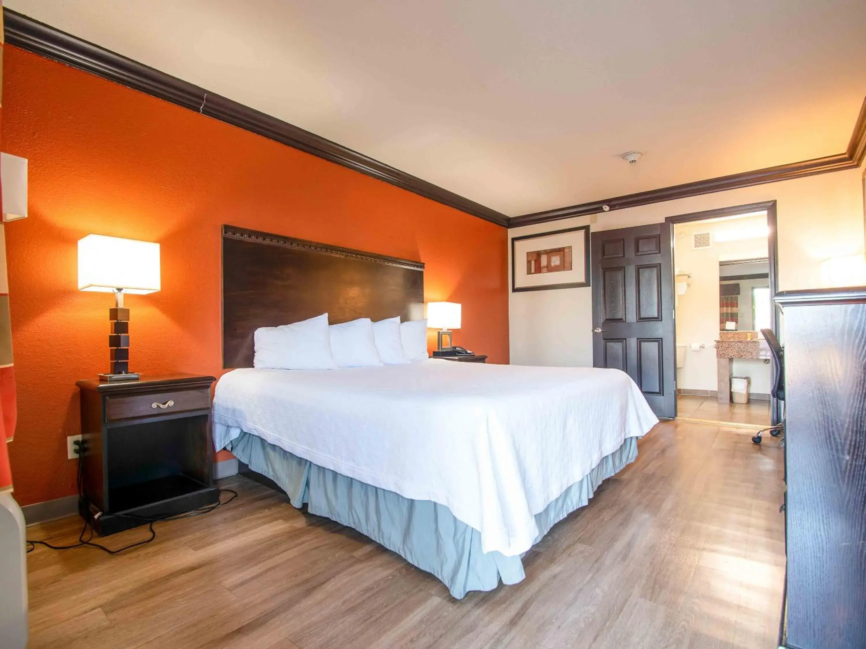 Deluxe King Room - Non-Smoking in Days Inn by Wyndham Oklahoma City/Moore Deluxe King Room - Non-Smoking in Days Inn by Wyndham Oklahoma City/Moore