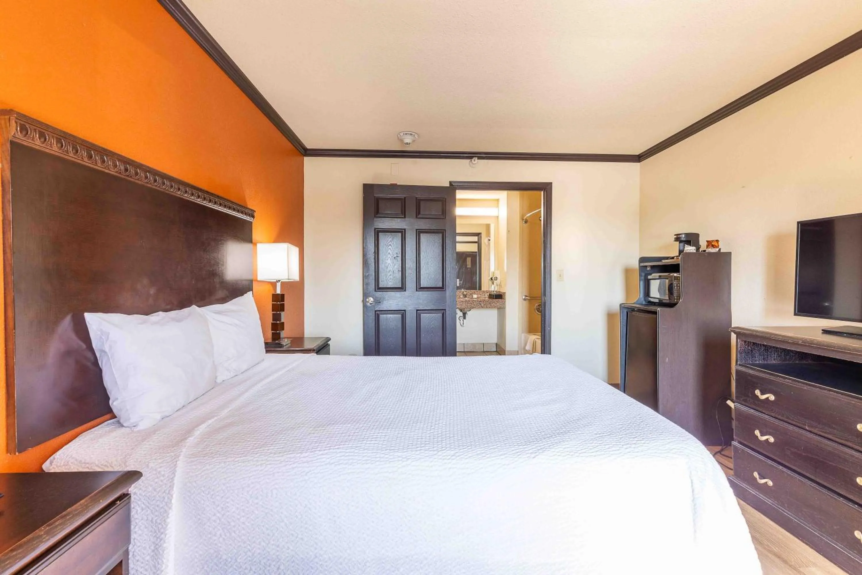 Bed in Days Inn by Wyndham Oklahoma City/Moore