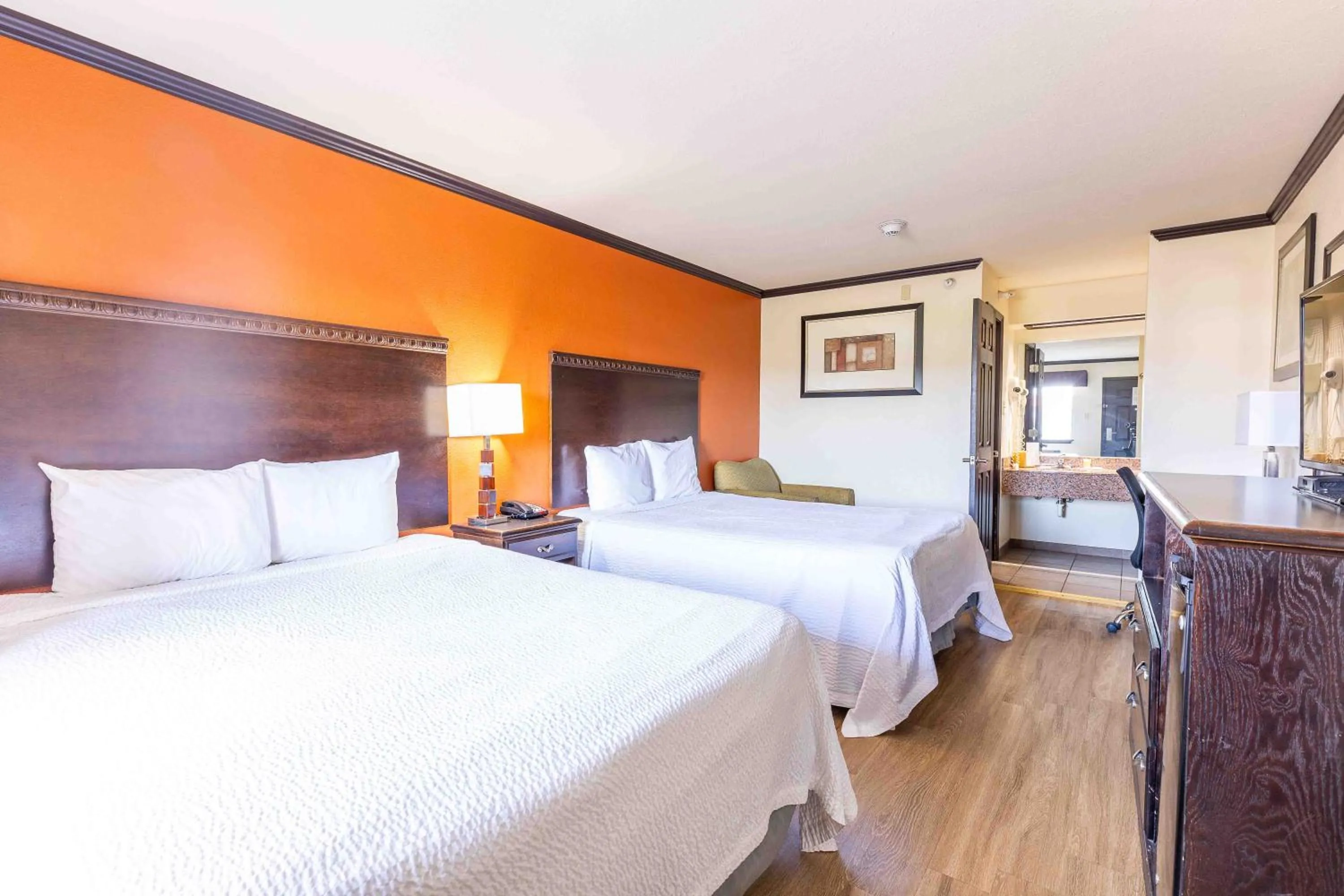 Bed in Days Inn by Wyndham Oklahoma City/Moore