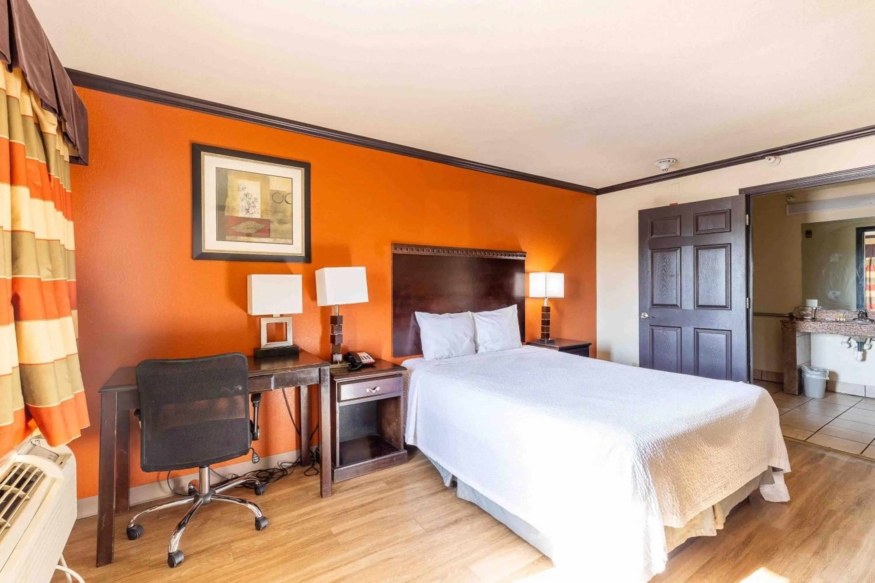 Bed in Days Inn by Wyndham Oklahoma City/Moore