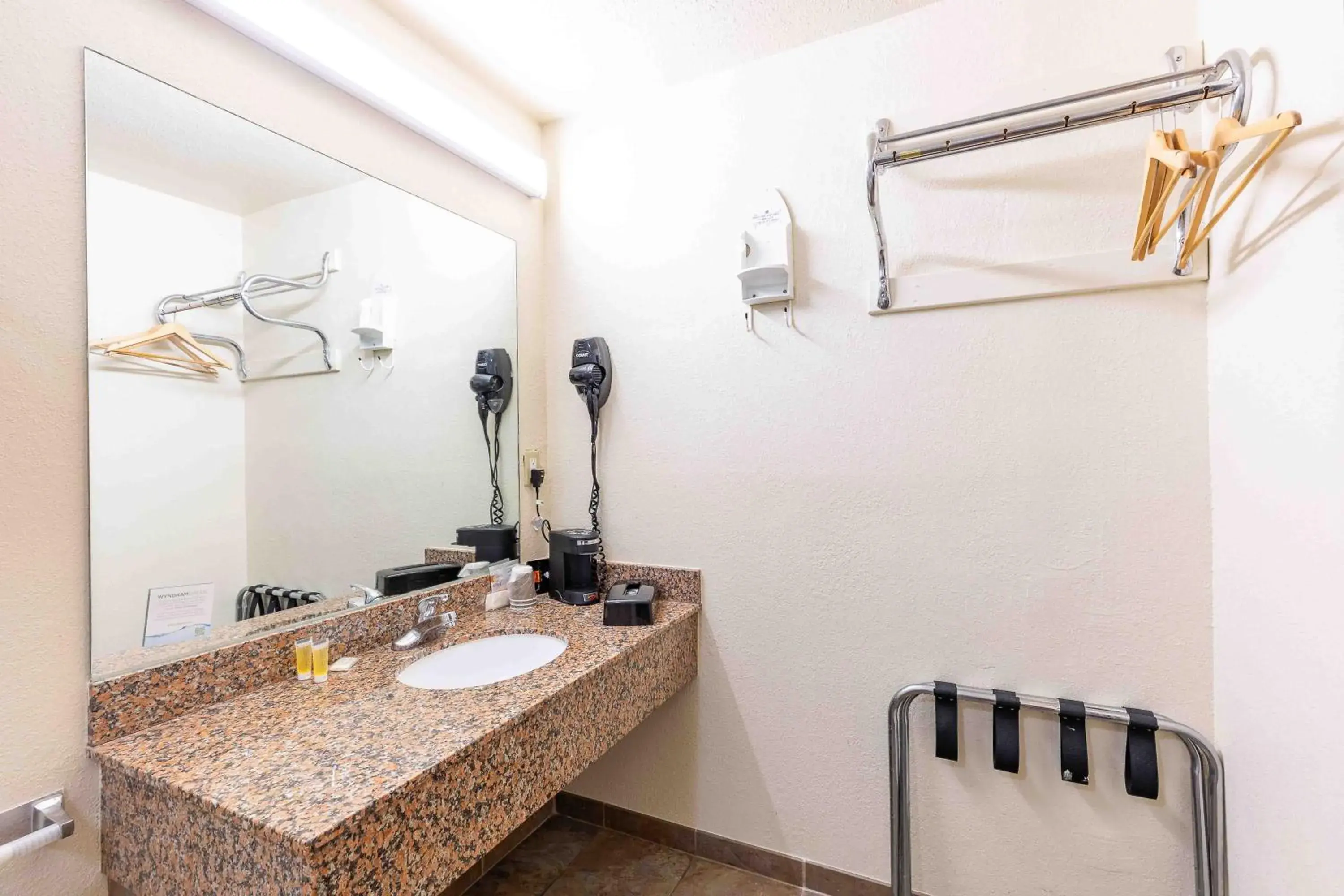 Deluxe King Room - Smoking in Days Inn by Wyndham Oklahoma City/Moore Deluxe King Room - Smoking in Days Inn by Wyndham Oklahoma City/Moore