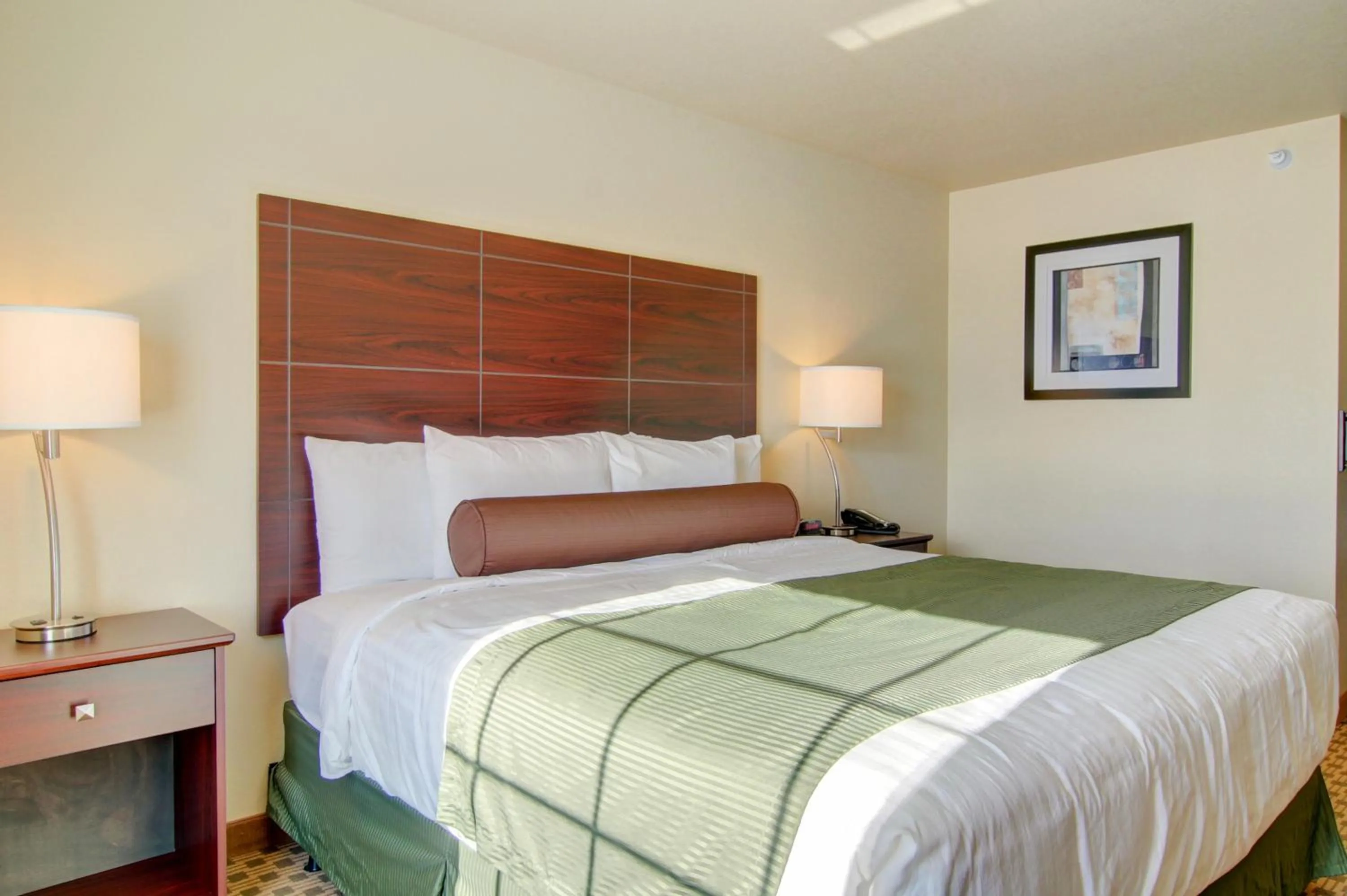 Bedroom, Bed in Cobblestone Inn & Suites - Carrington