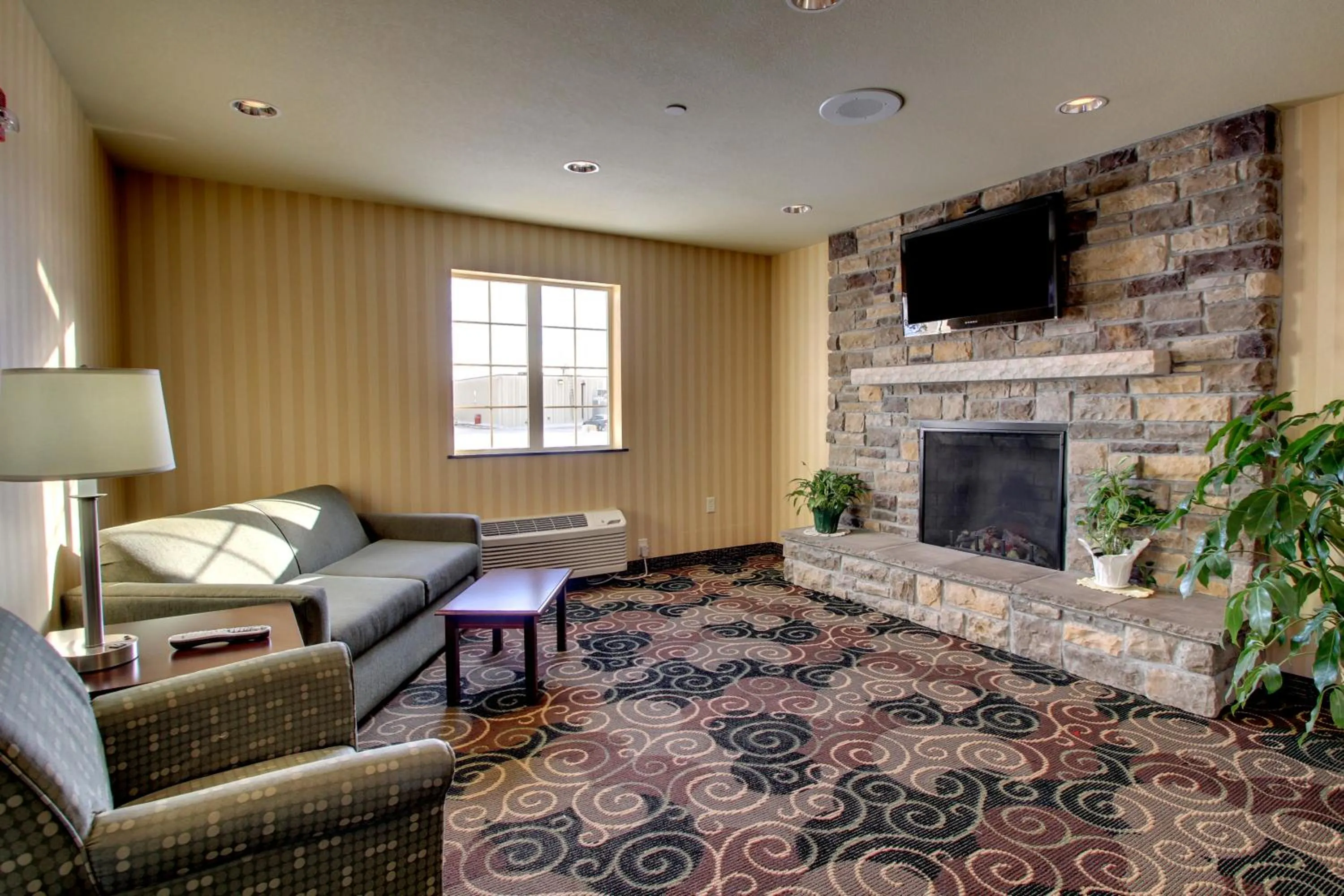Communal lounge/ TV room in Cobblestone Inn & Suites - Carrington