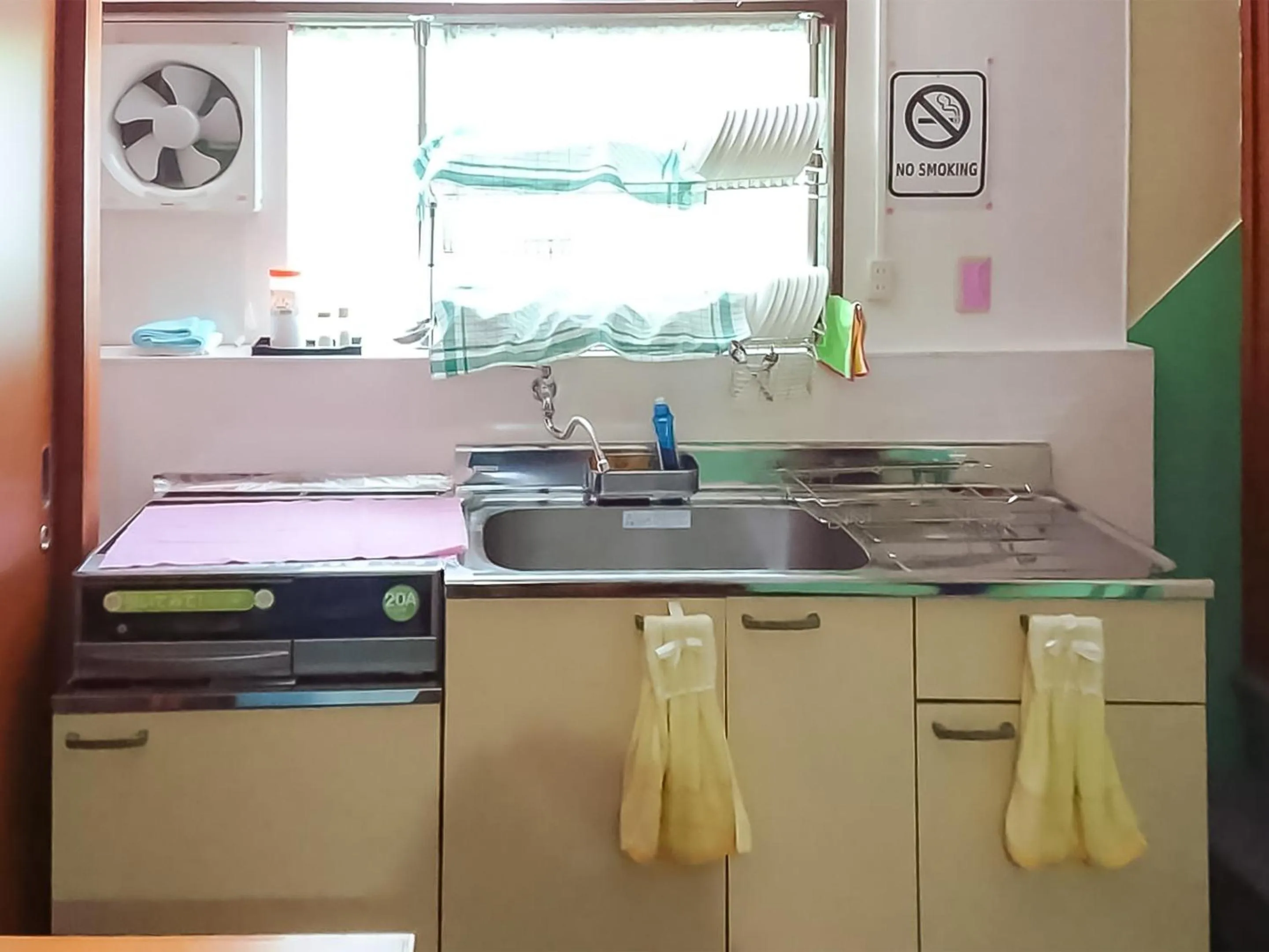 Communal kitchen in Oyama Guesthouse Kyoto