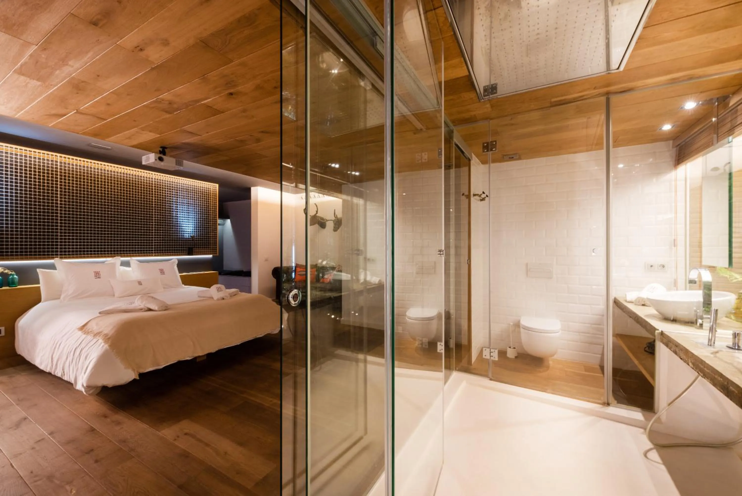 Shower, Bed in Petit Luxe Loft
