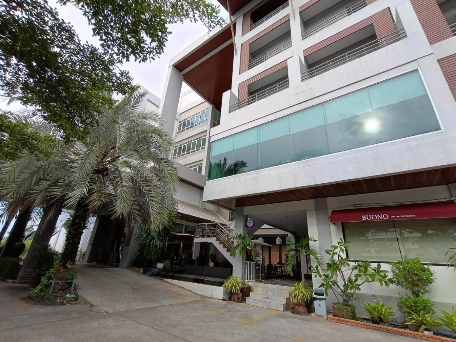 Green Hotel and Resort