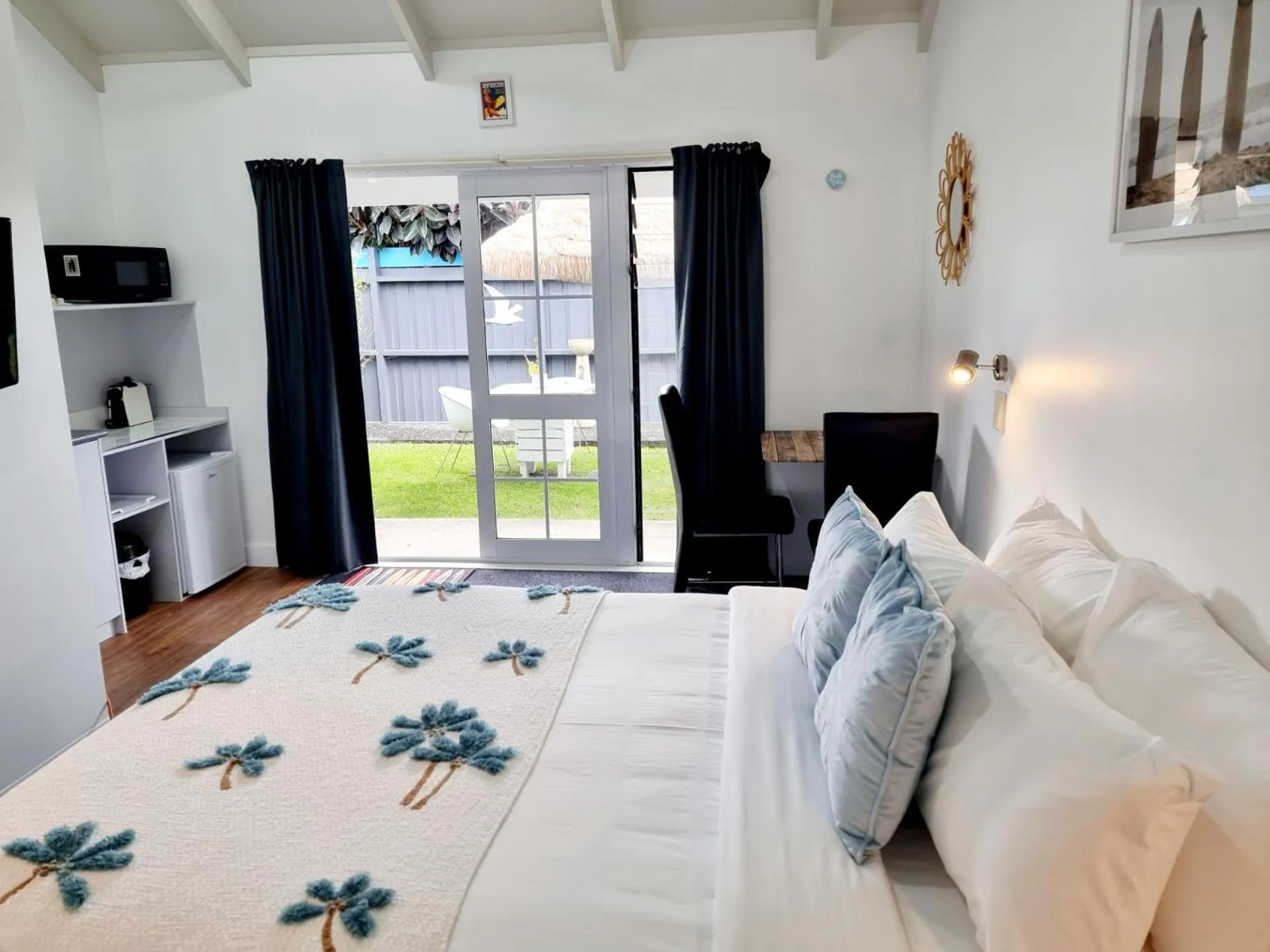 Bed in Southpacific Motel