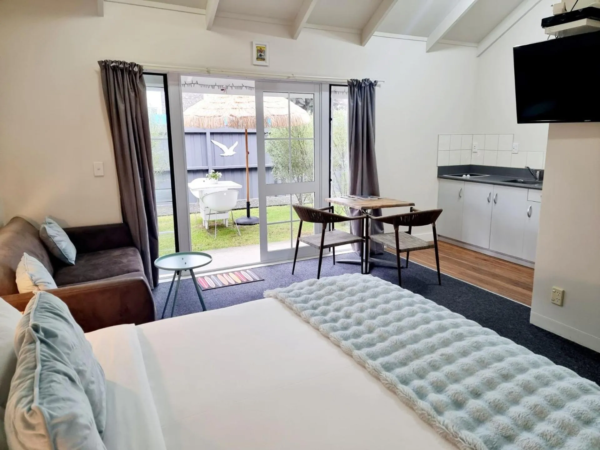 Bed in Southpacific Motel