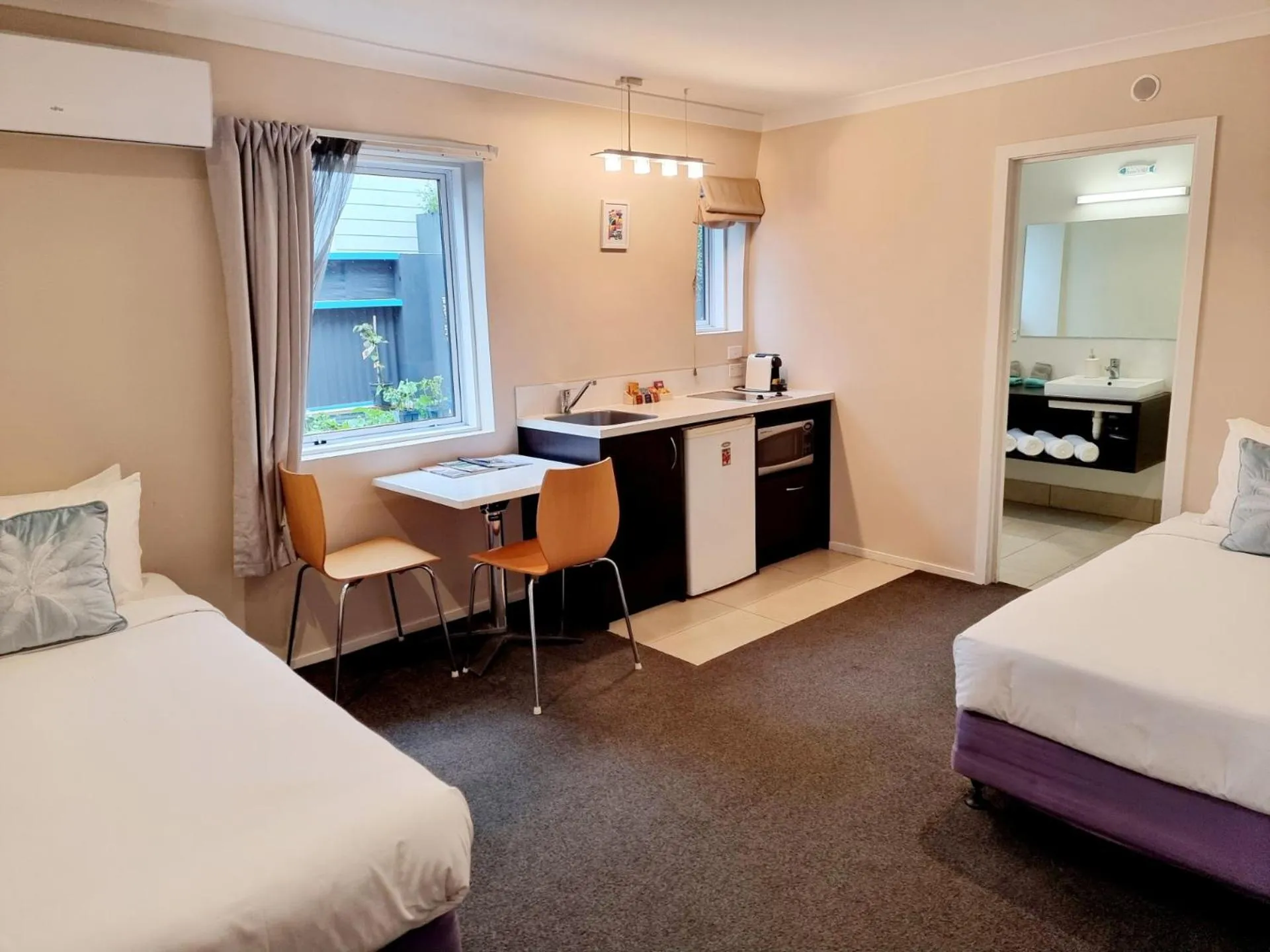 Bed in Southpacific Motel