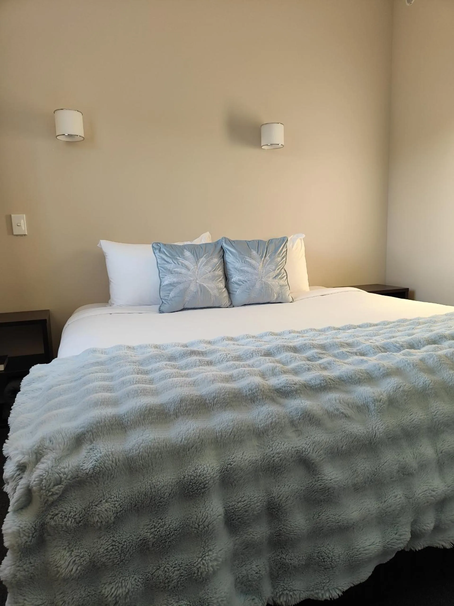 Bed in Southpacific Motel