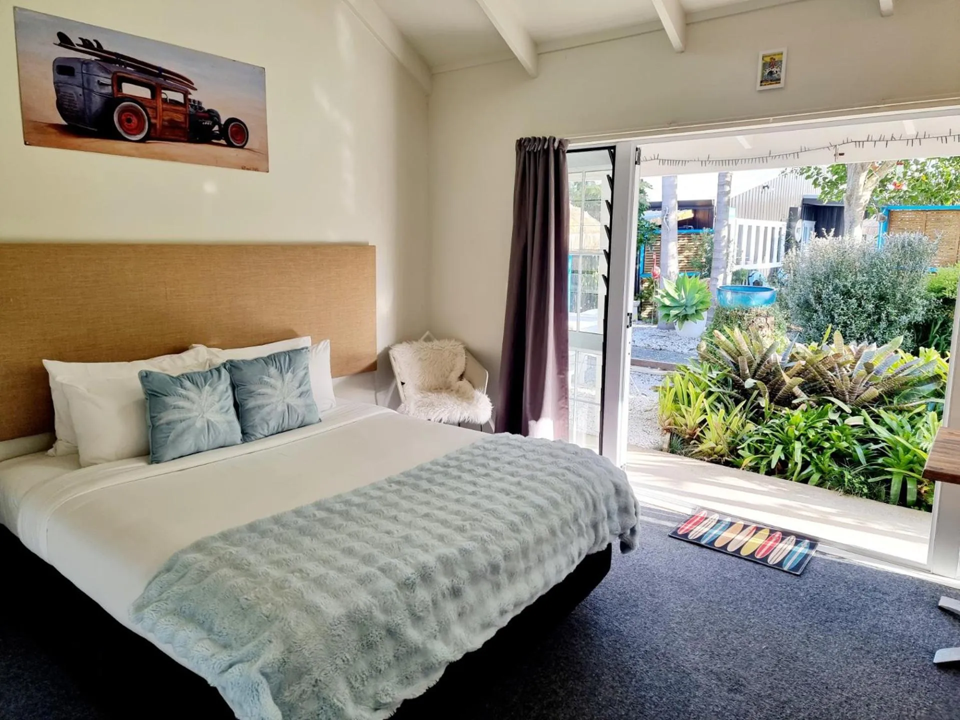 Bed in Southpacific Motel