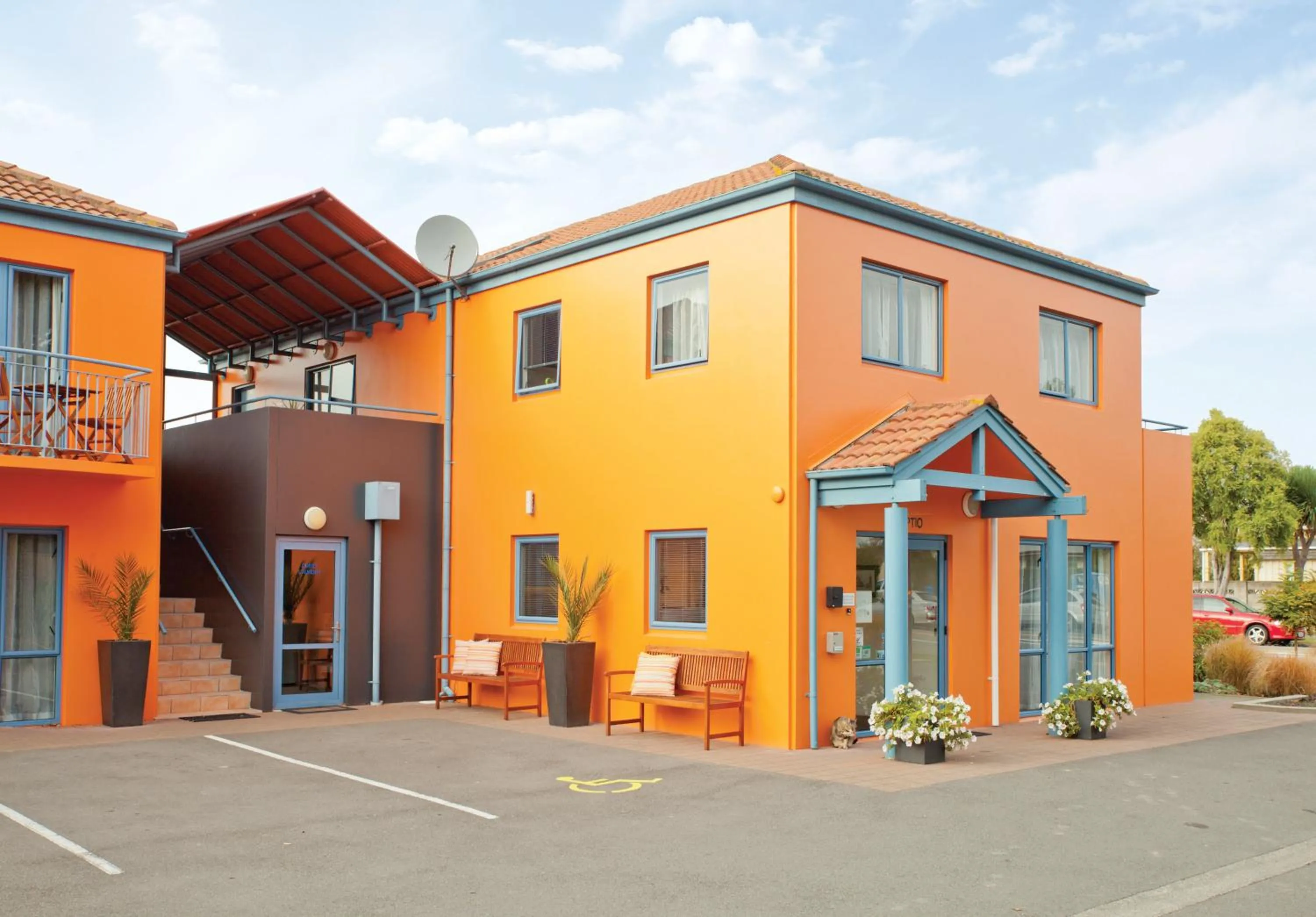 Facade/entrance in Addington Court Motel