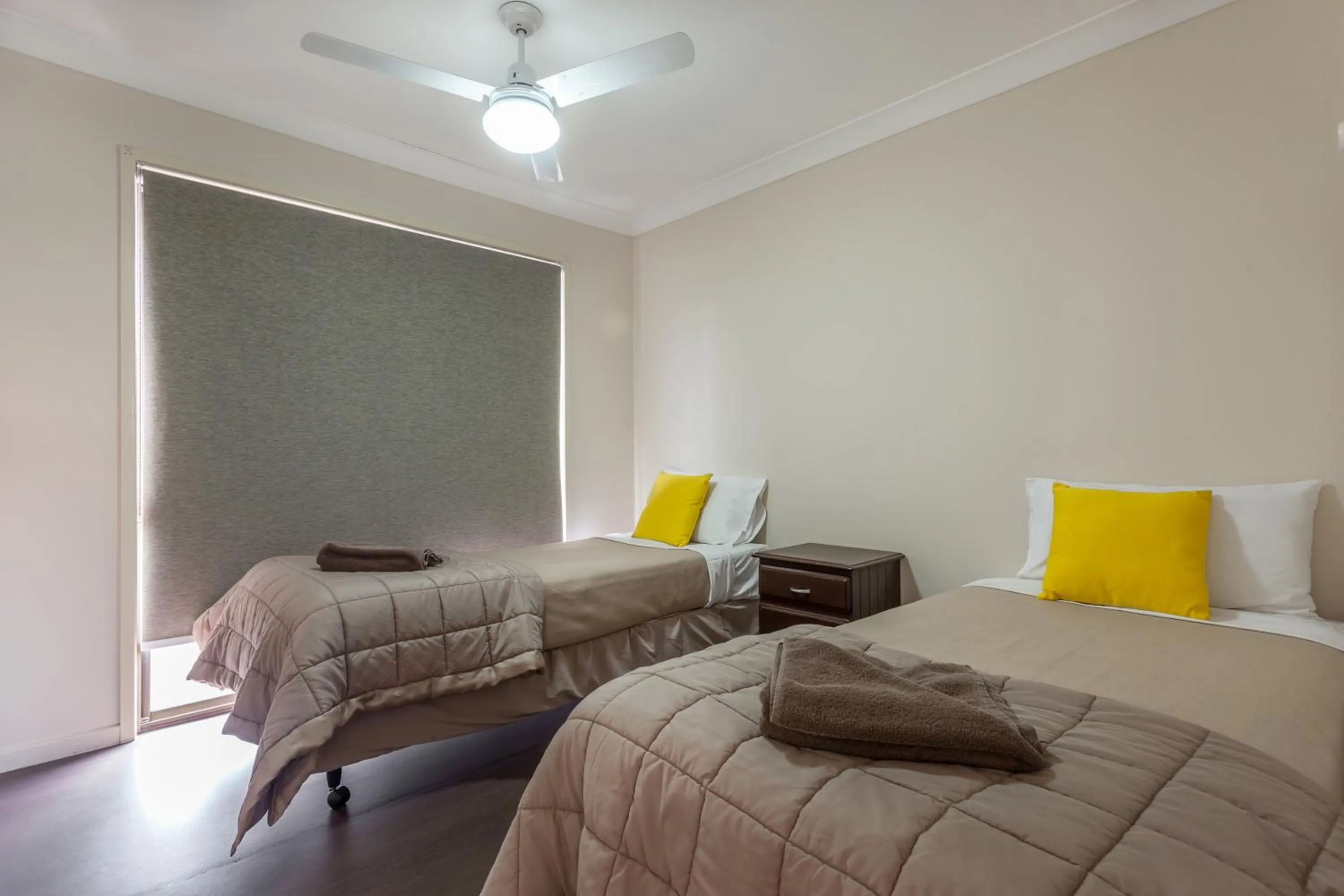 Photo of the whole room, Bed in Clifford Gardens Motor Inn