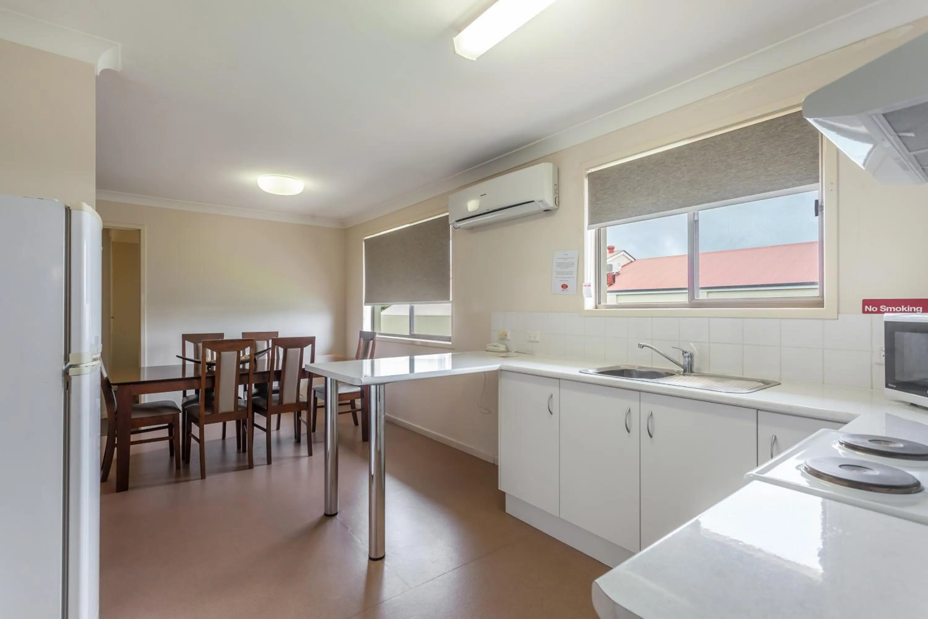 Kitchen or kitchenette in Clifford Gardens Motor Inn