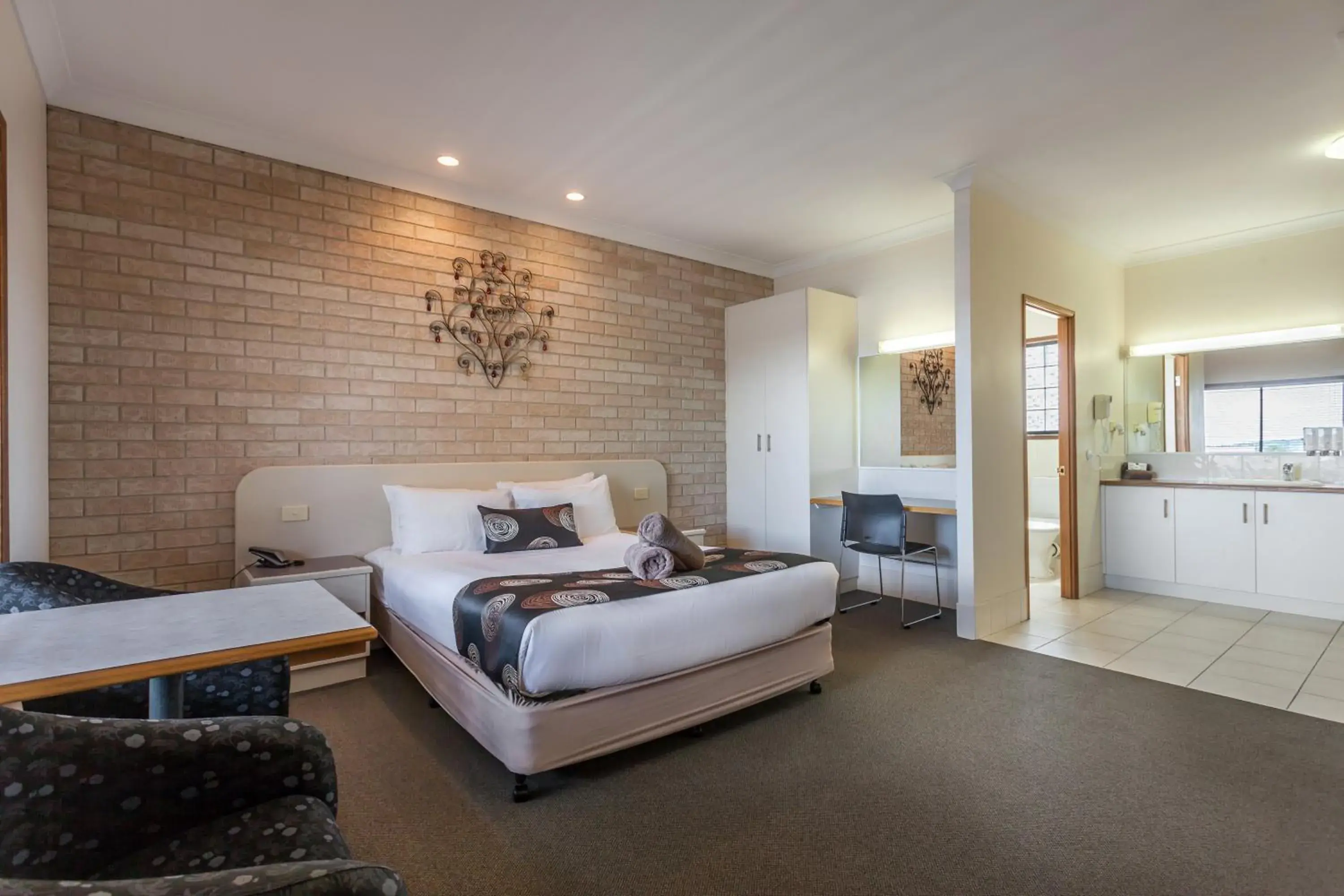 Standard Room with Spa Bath in Clifford Gardens Motor Inn Standard Room with Spa Bath in Clifford Gardens Motor Inn