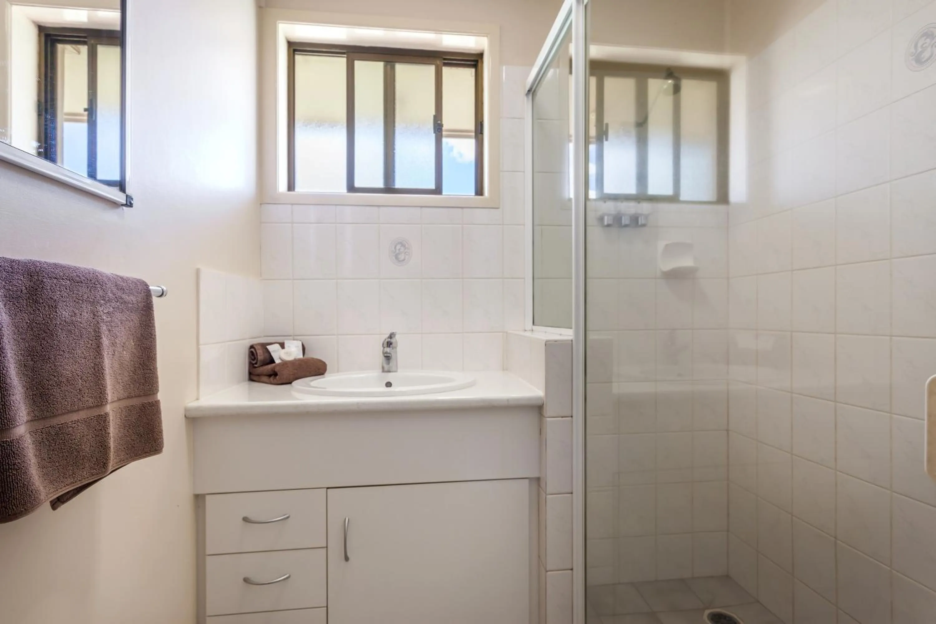 Shower in Clifford Gardens Motor Inn