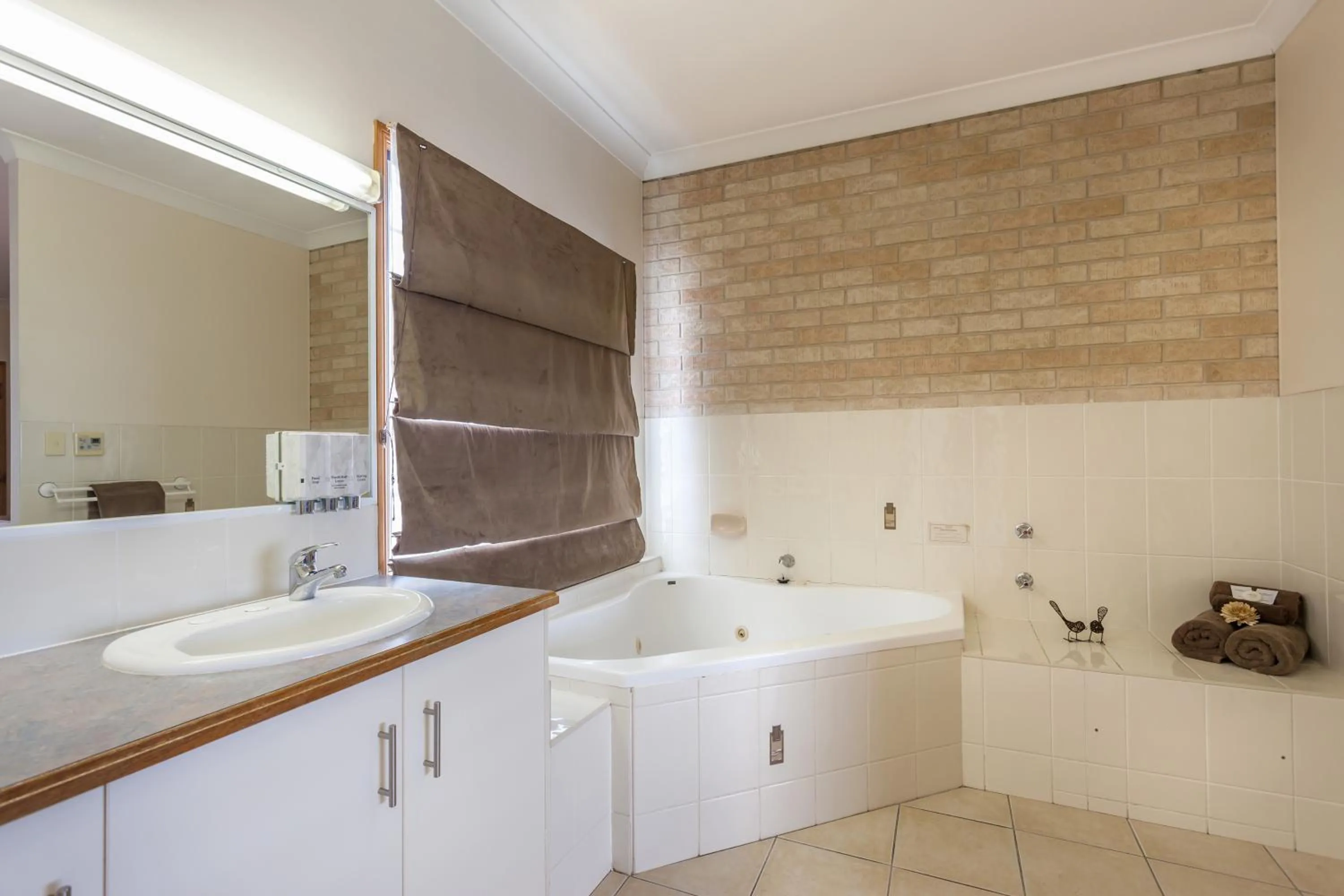 Bathroom in Clifford Gardens Motor Inn