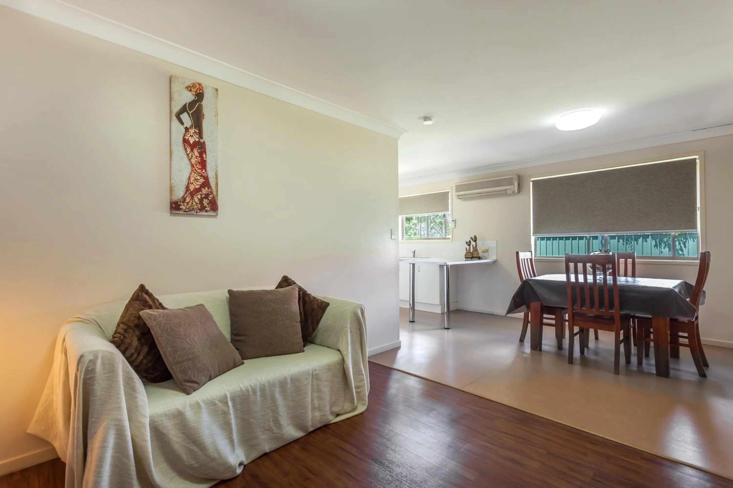 Living room in Clifford Gardens Motor Inn