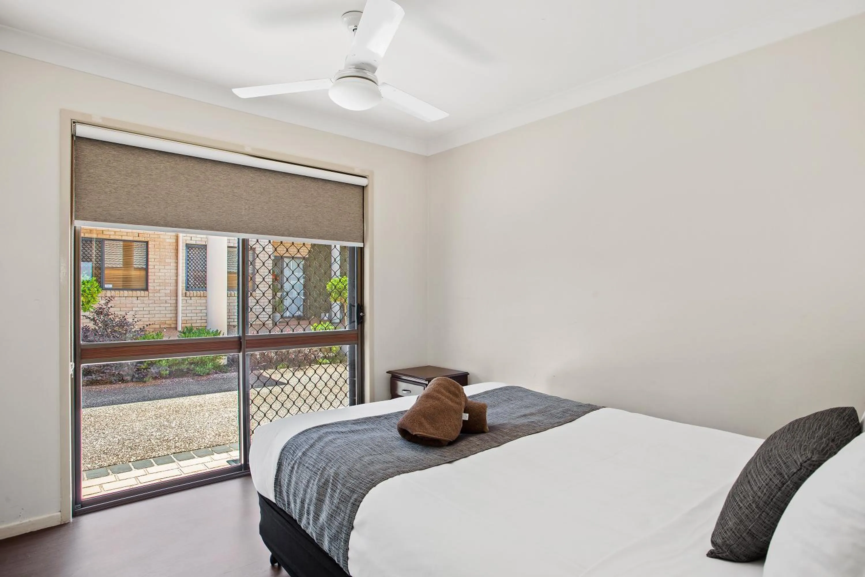 Bed in Clifford Gardens Motor Inn