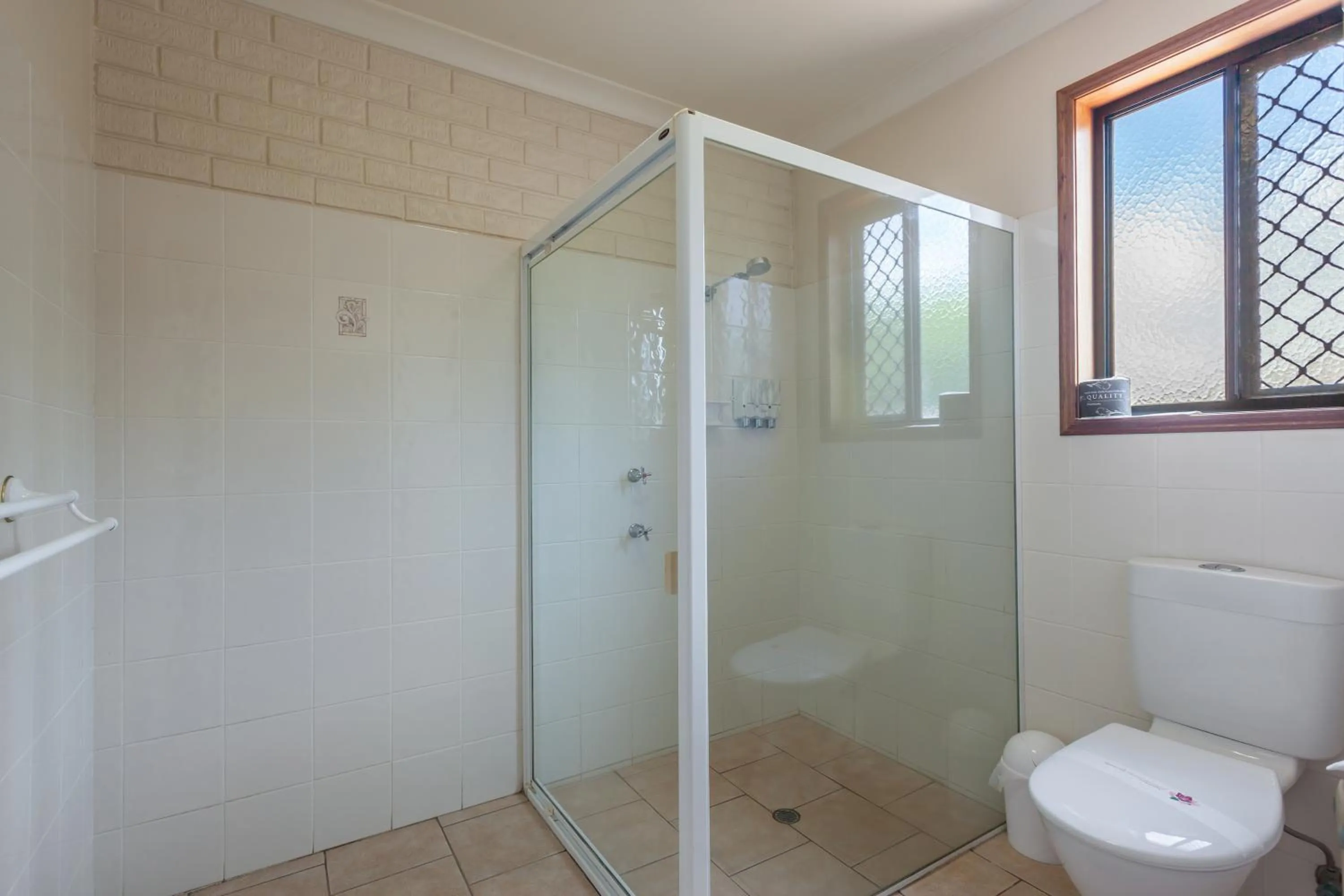 Bathroom in Clifford Gardens Motor Inn