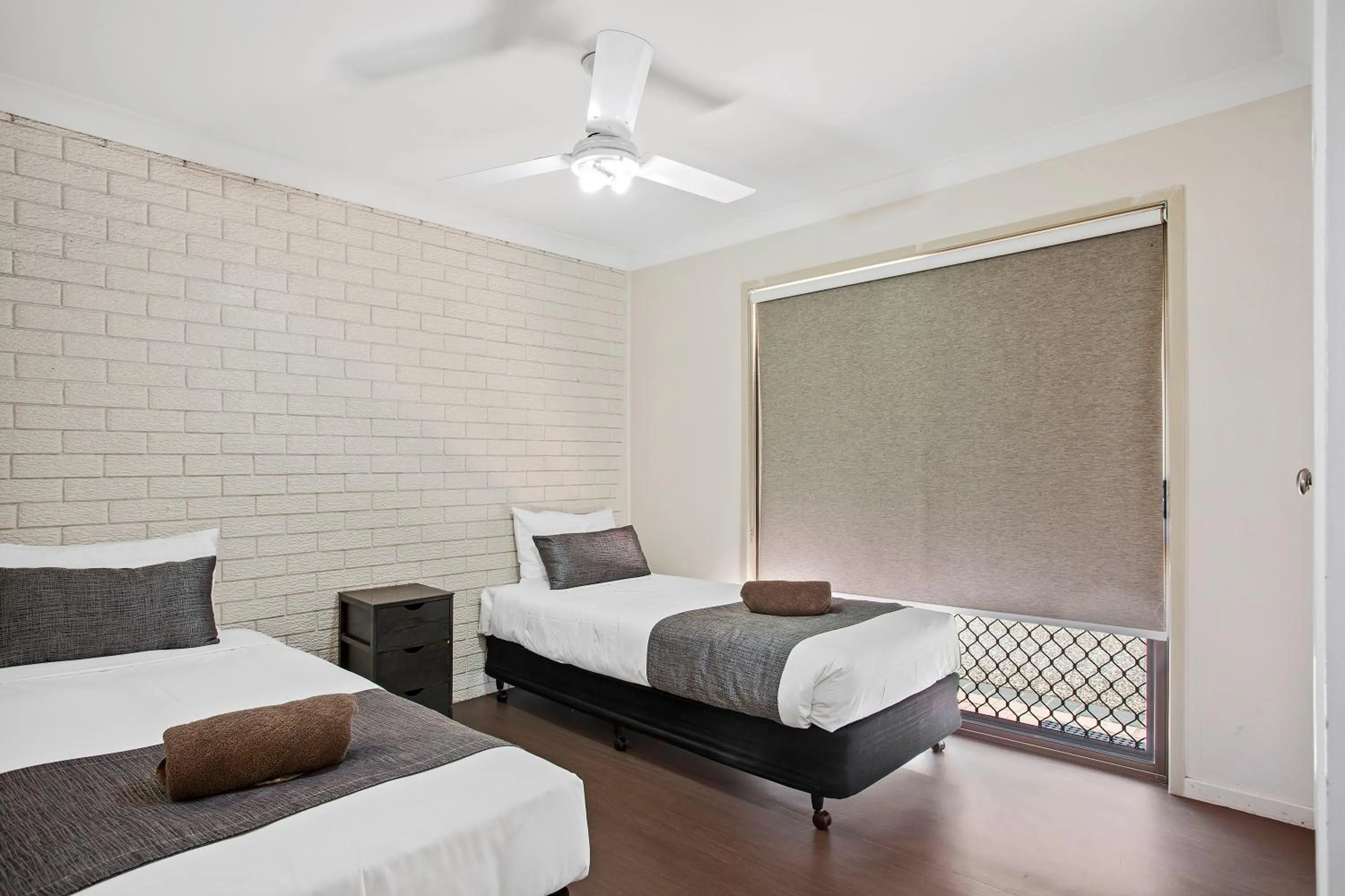 Bed in Clifford Gardens Motor Inn